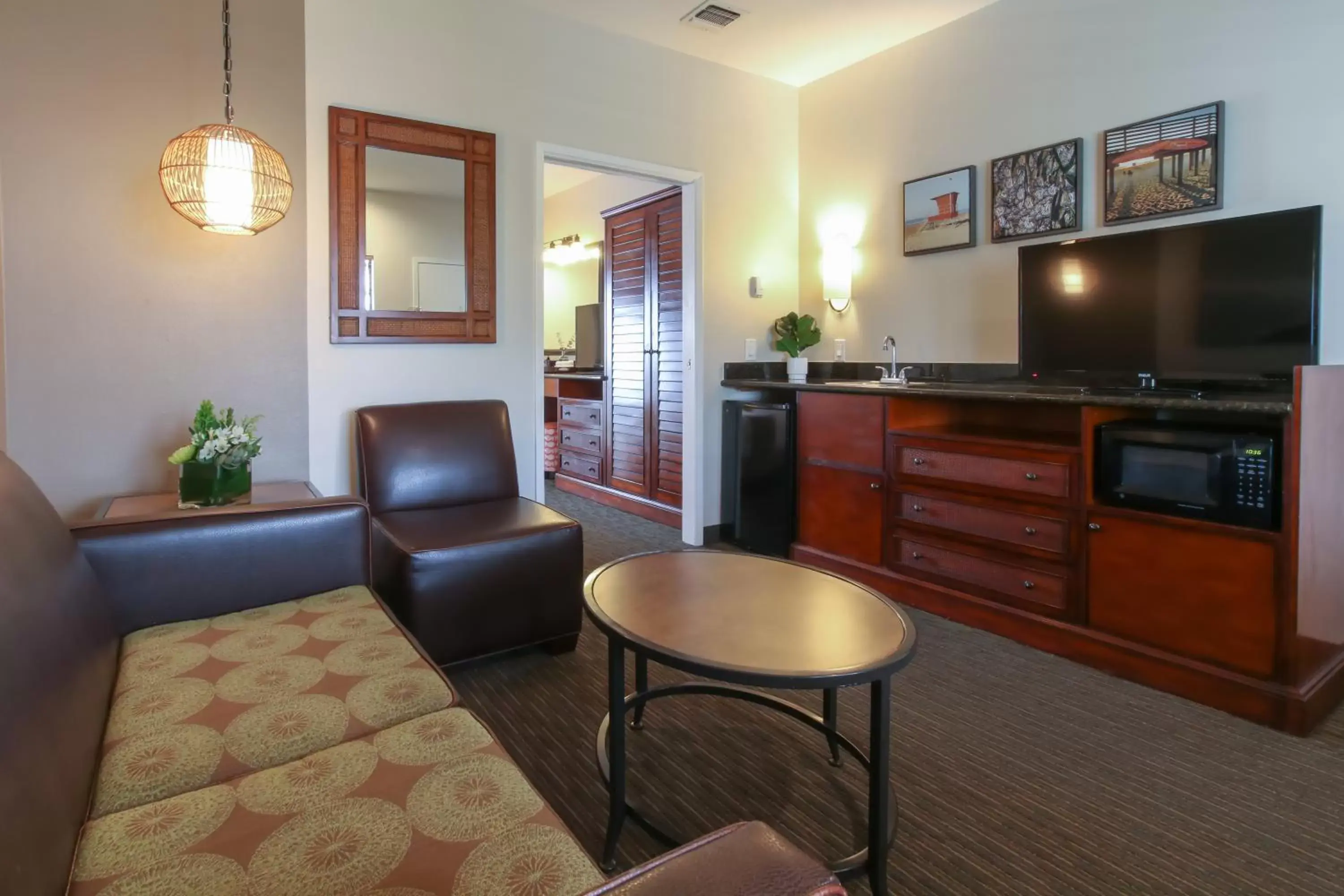 Living room, Seating Area in Oxford Suites Pismo Beach