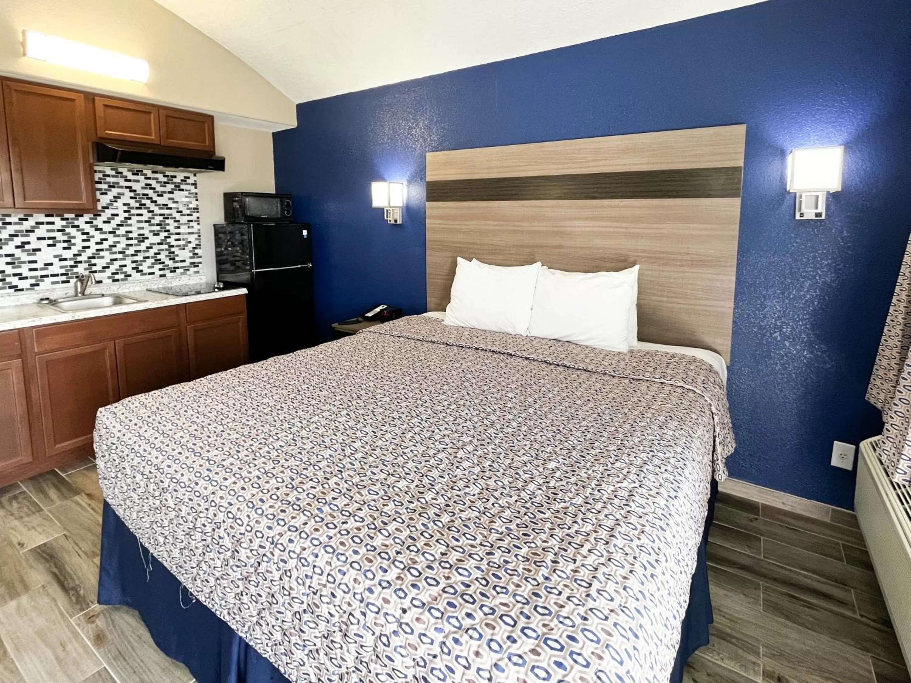 Bed in Studio 6 Suites Rockport, TX