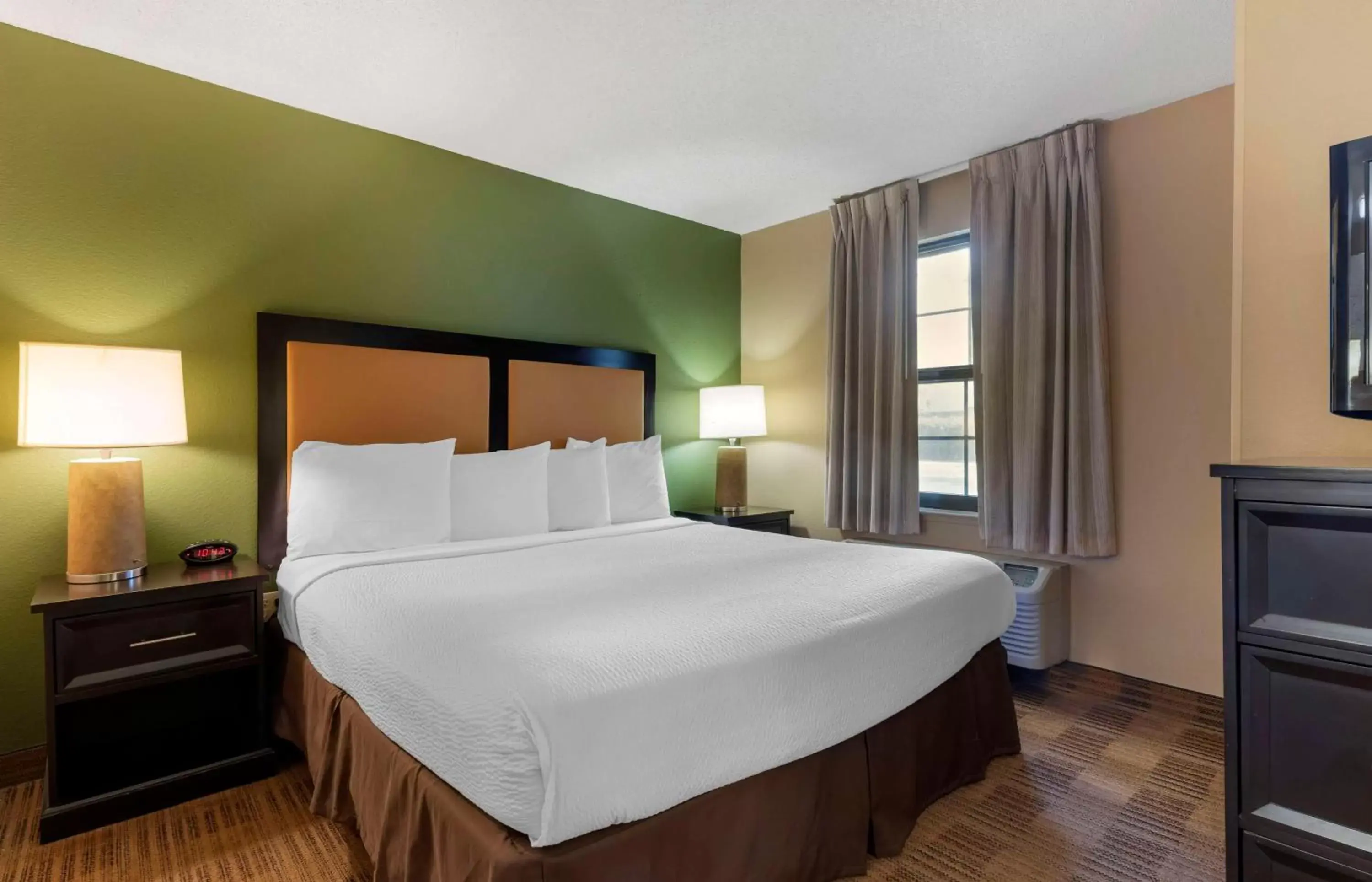 Bedroom, Bed in Extended Stay America Suites - Oakland - Alameda Airport