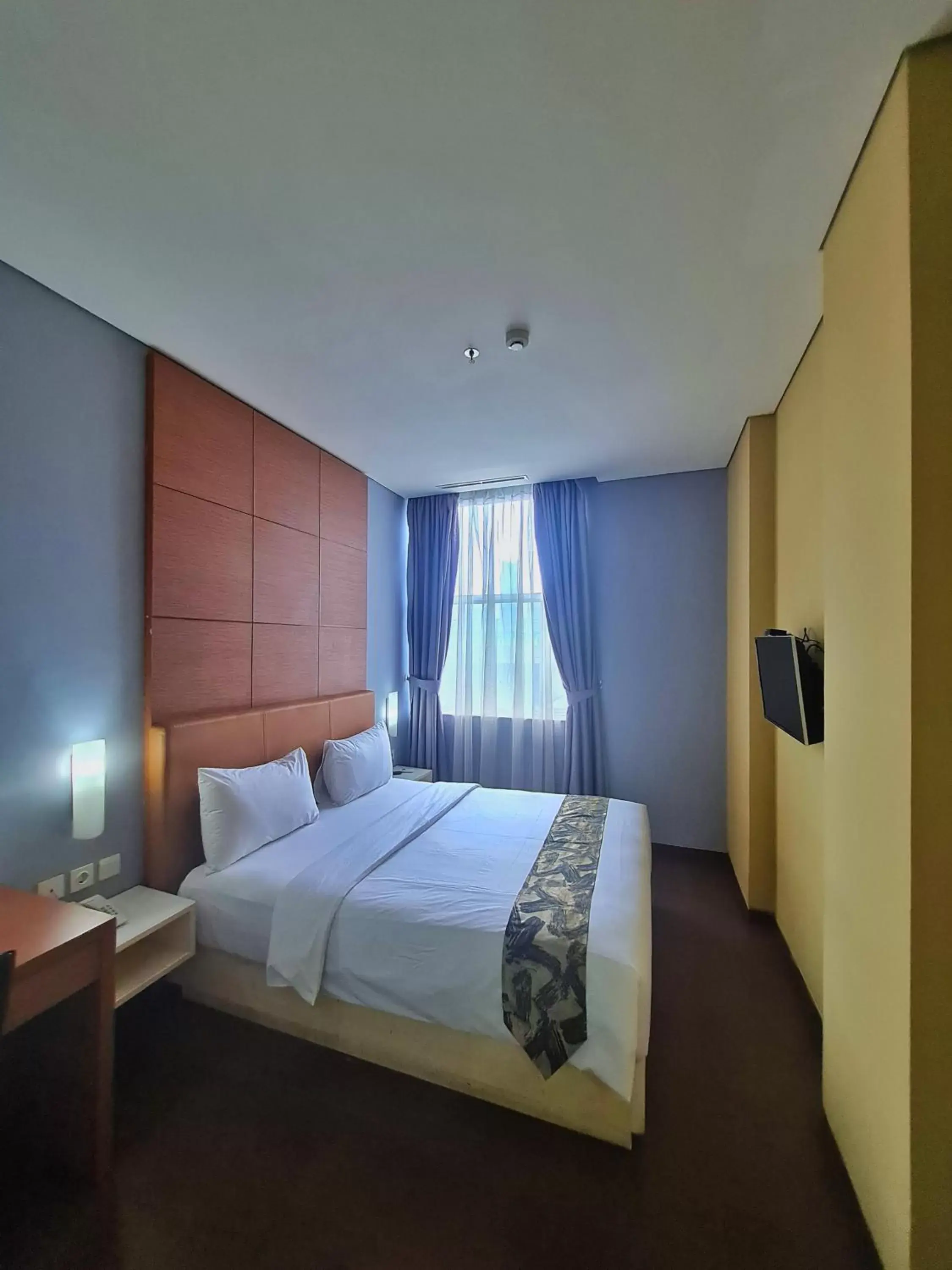Bedroom, Bed in Terraz Tree Hotel Jakarta