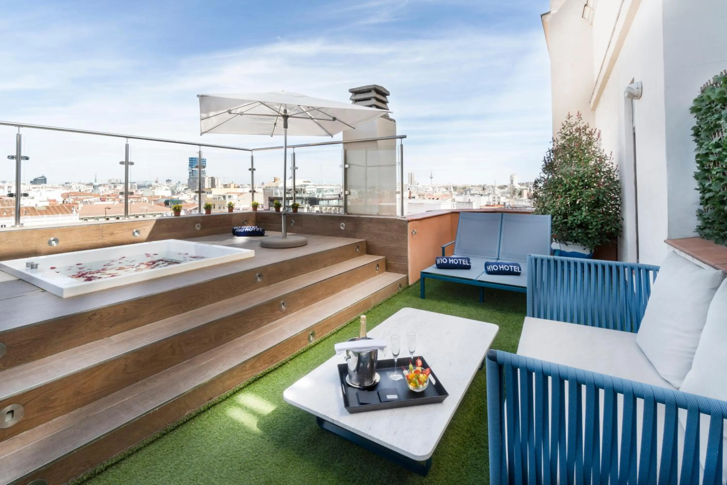 Hot Tub in Boutique Hotel H10 Villa de la Reina