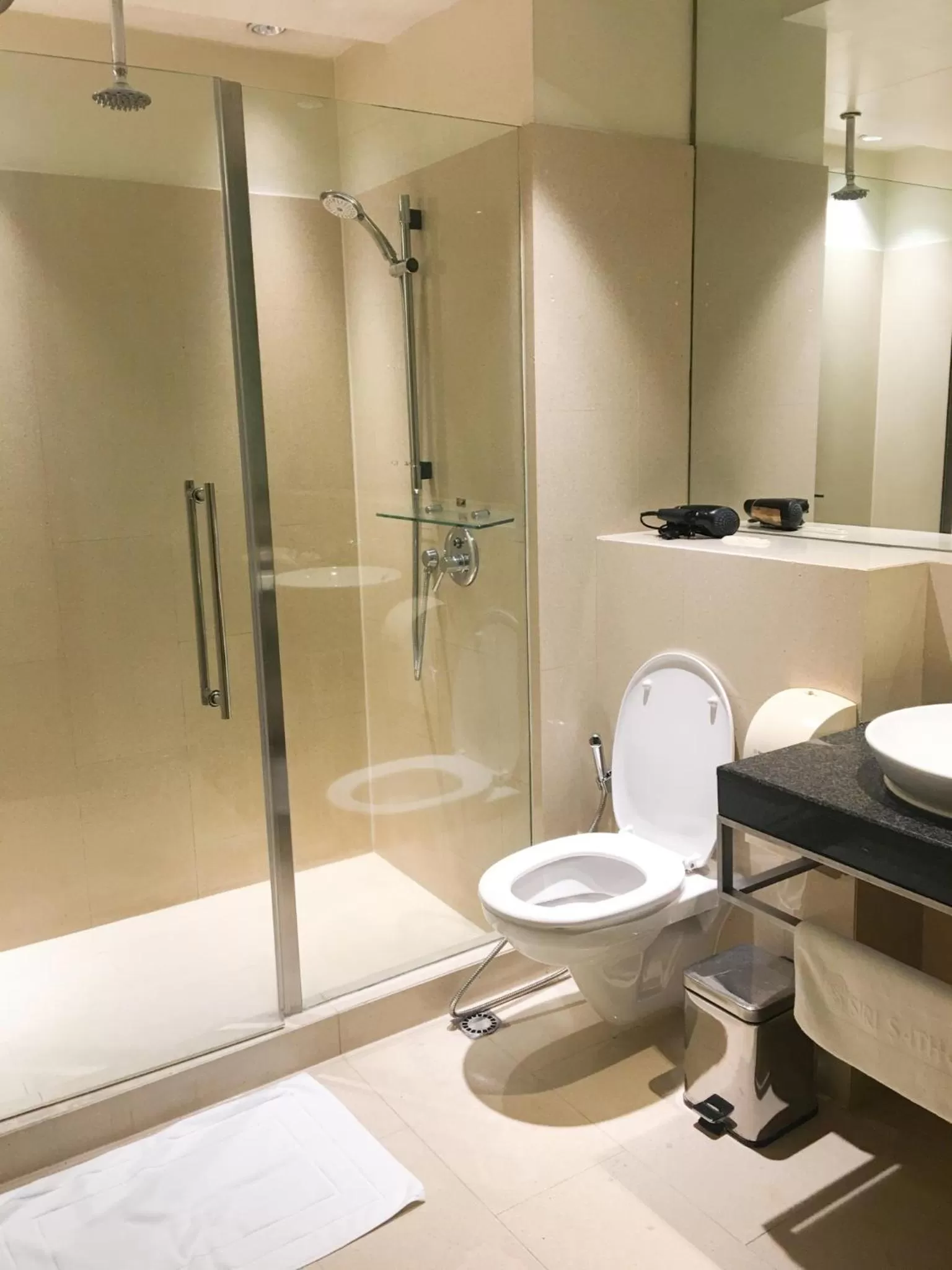 Deluxe Twin Room in The Quarter Saladaeng by UHG