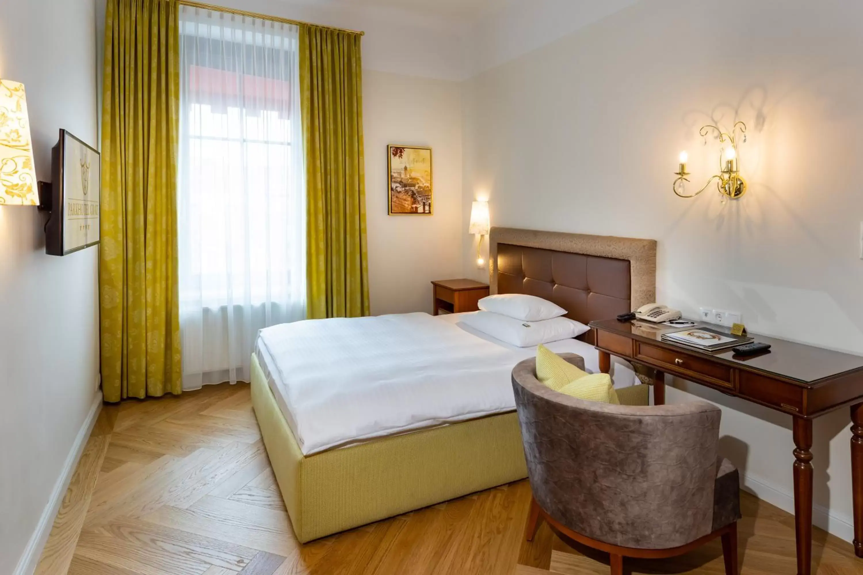 Bed in Parkhotel Graz - Traditional Luxury