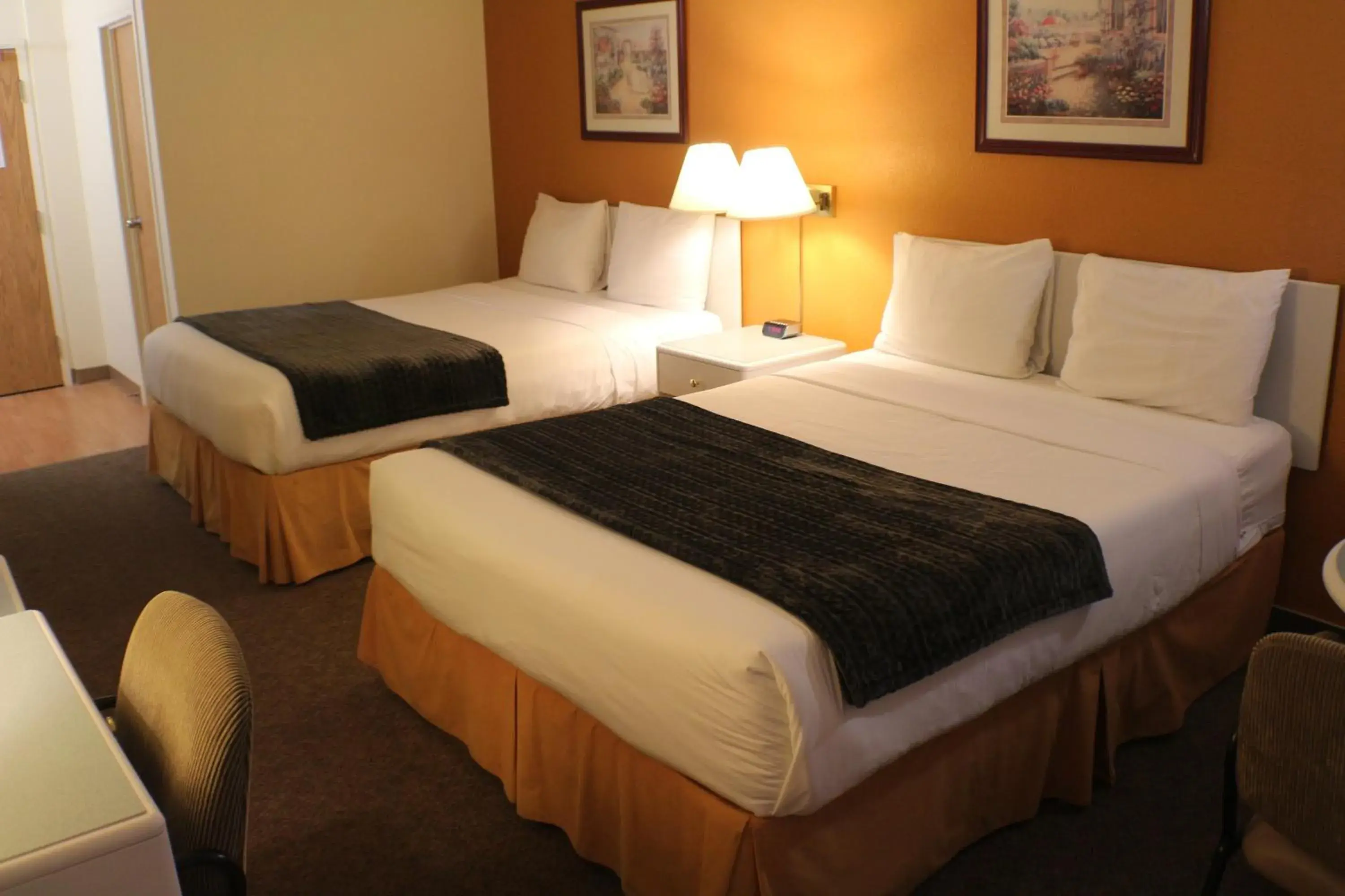 Photo of the whole room, Room Photo in R&R Inn & Suites