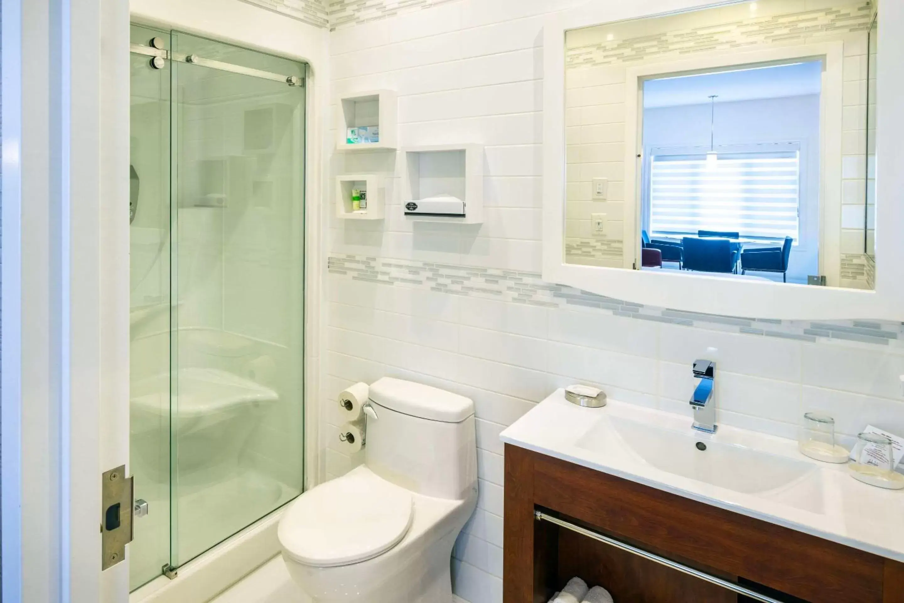 Bedroom, Bathroom in Les Suites de Laviolette Ascend Hotel Collection