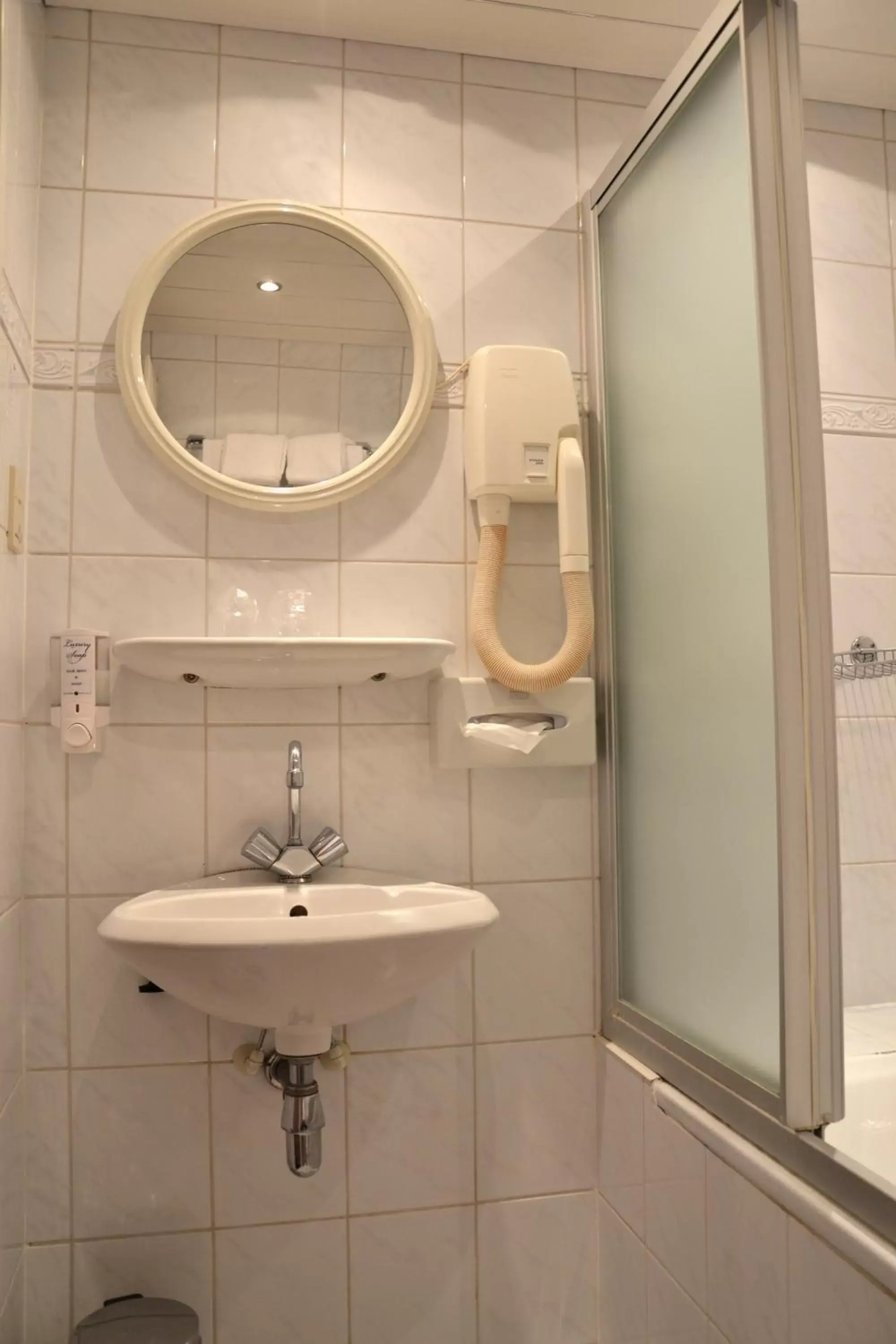 Bathroom in Fletcher Hotel Restaurant Marijke Bathroom in Fletcher Hotel Restaurant Marijke