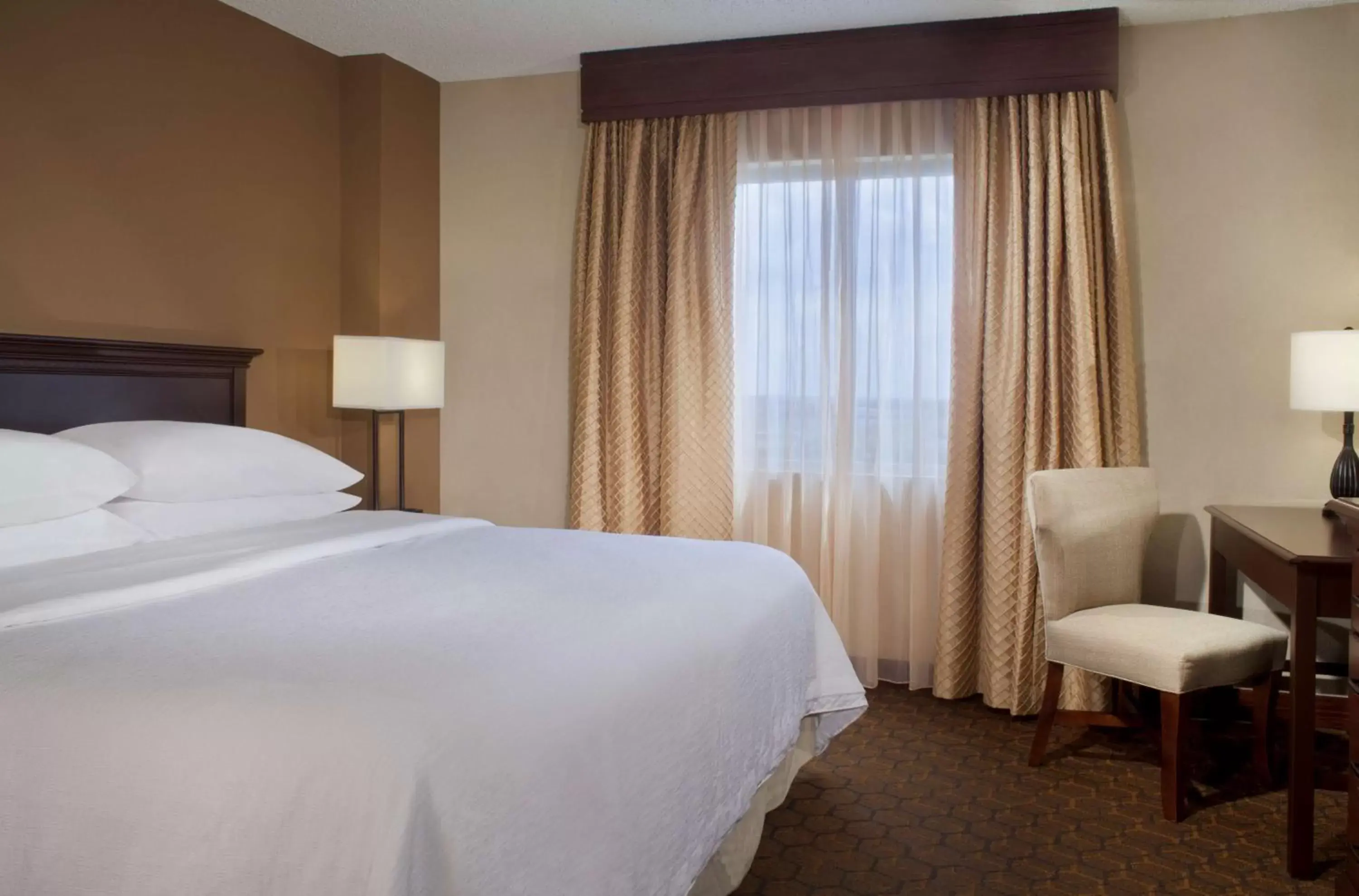 Bedroom, Bed in Embassy Suites by Hilton Austin Arboretum