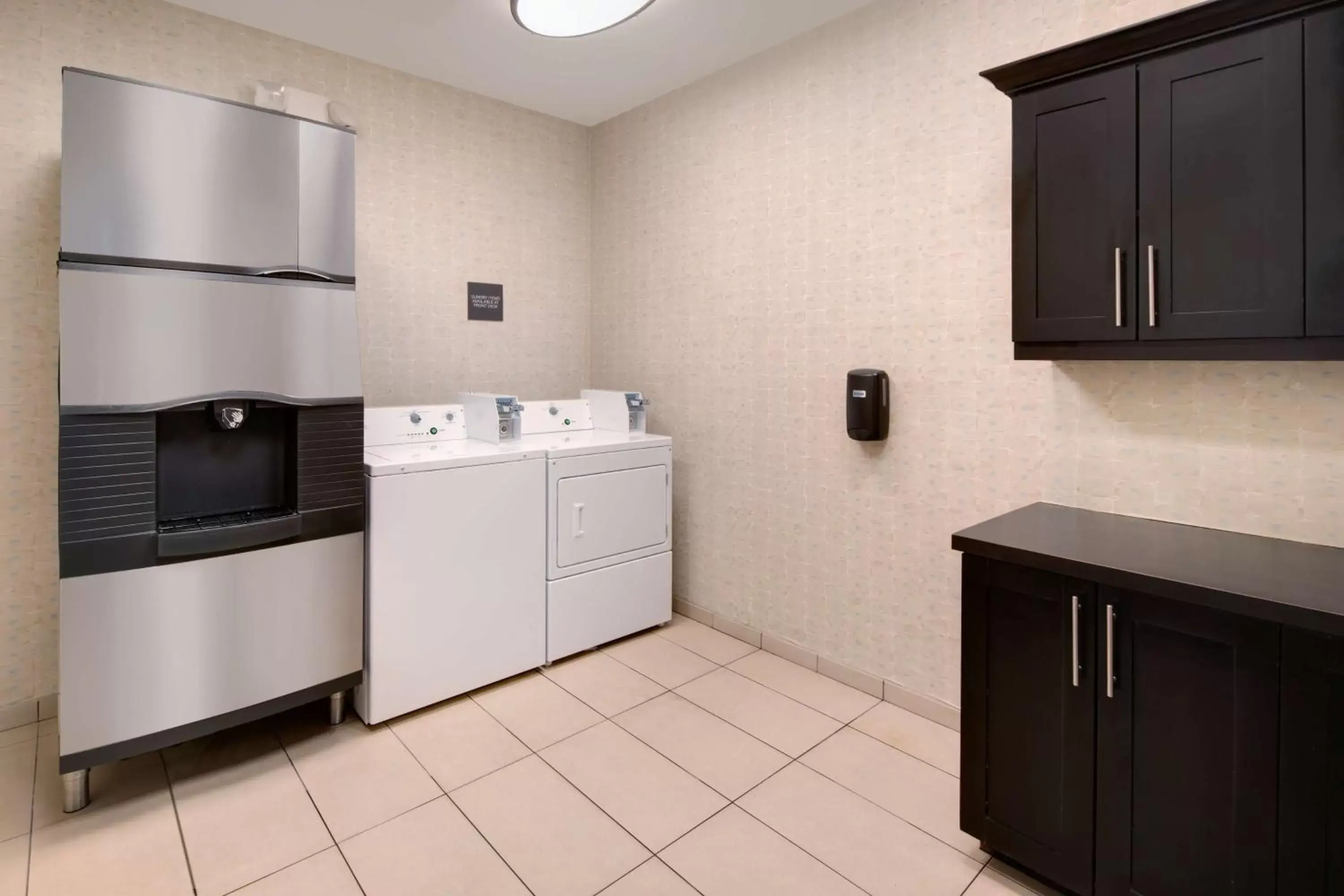 Property building, Kitchen/Kitchenette in Hilton Garden Inn Tyler