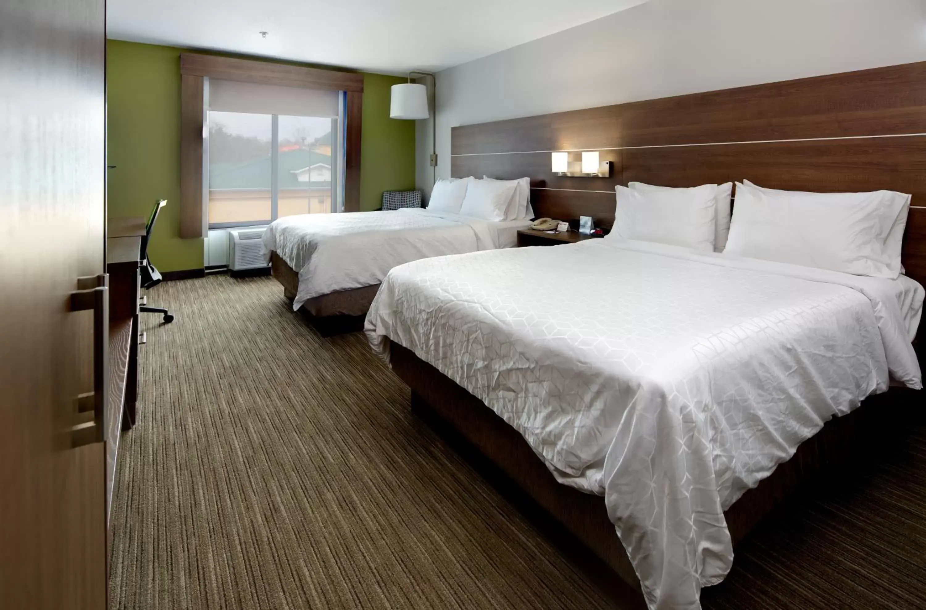Bed in Holiday Inn Express Hotel & Suites Lenoir City Knoxville Area, an IHG Hotel