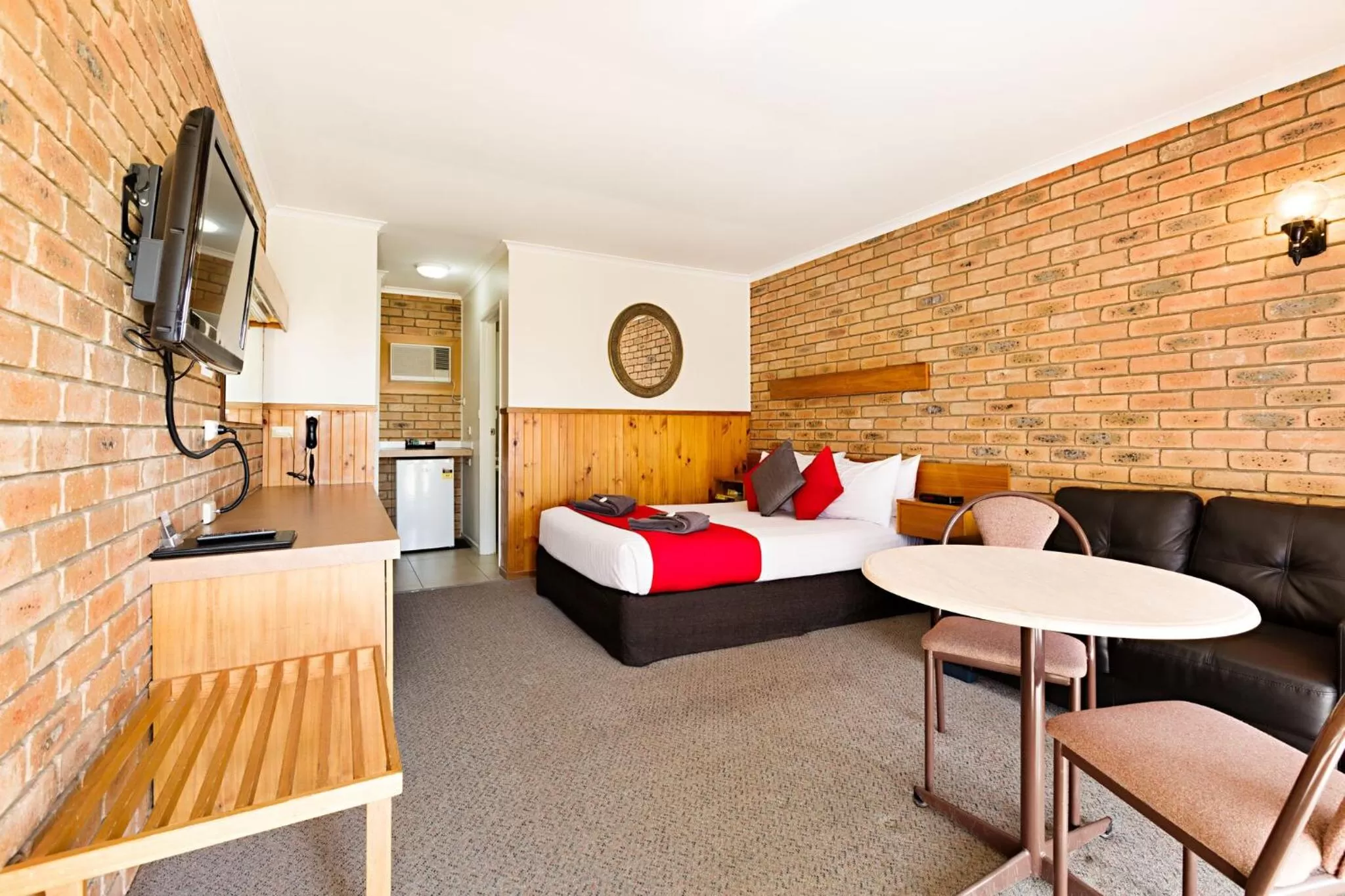 Coffee/tea facilities in Statesman Motor Inn