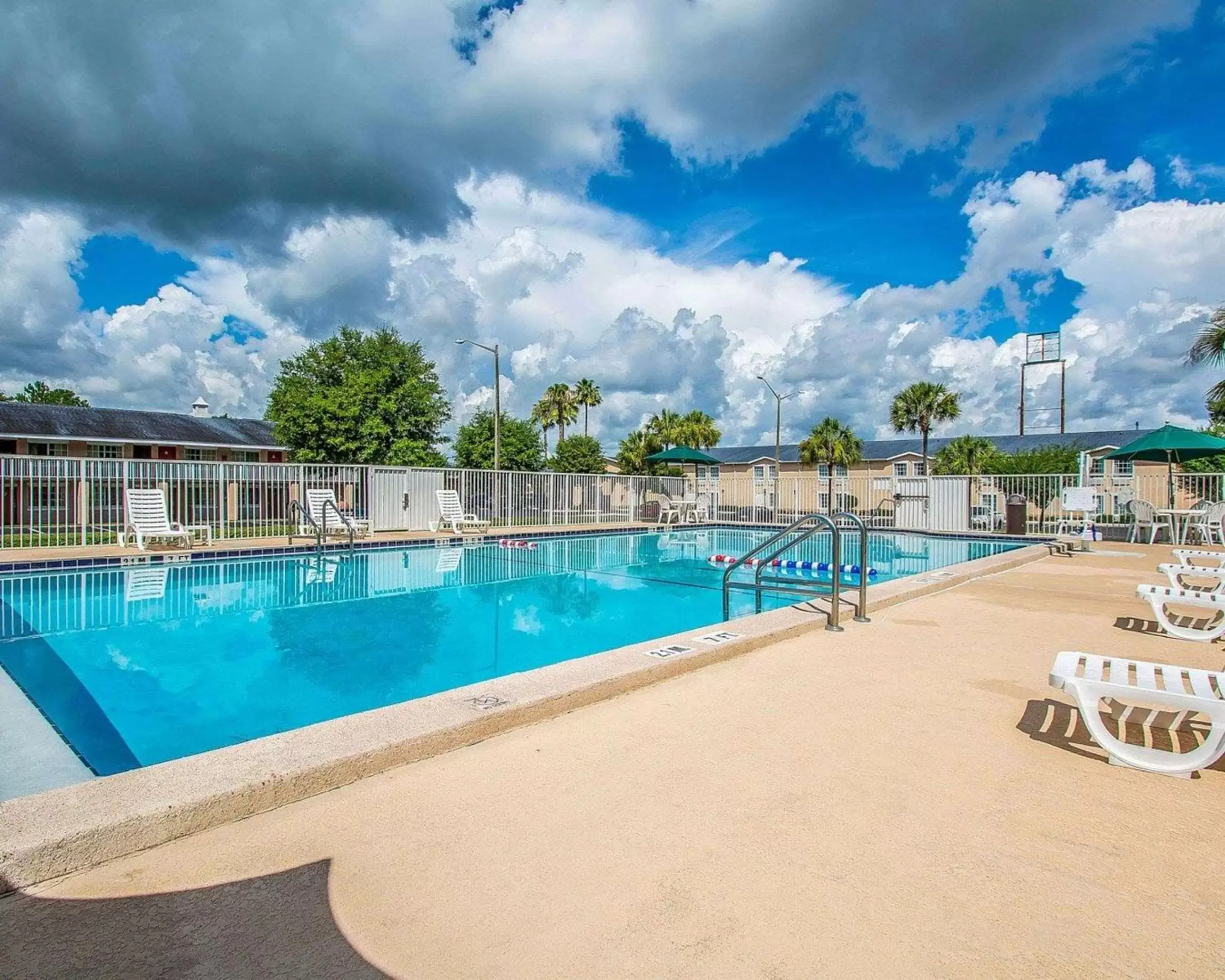 On site, Swimming Pool in Rodeway Inn Gainesville - University Area