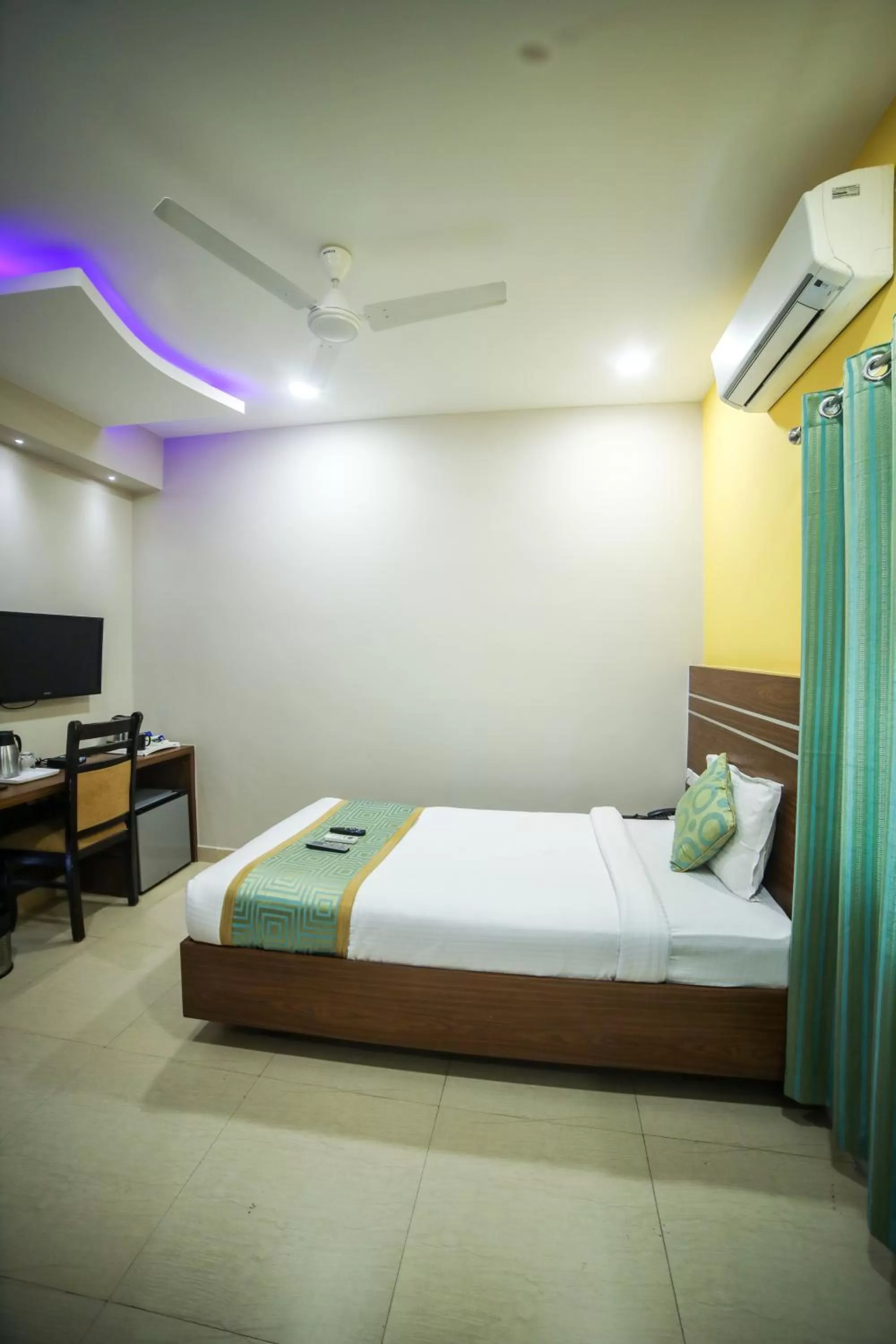 Coffee/tea facilities, Bed in Hotel Golden Leaves