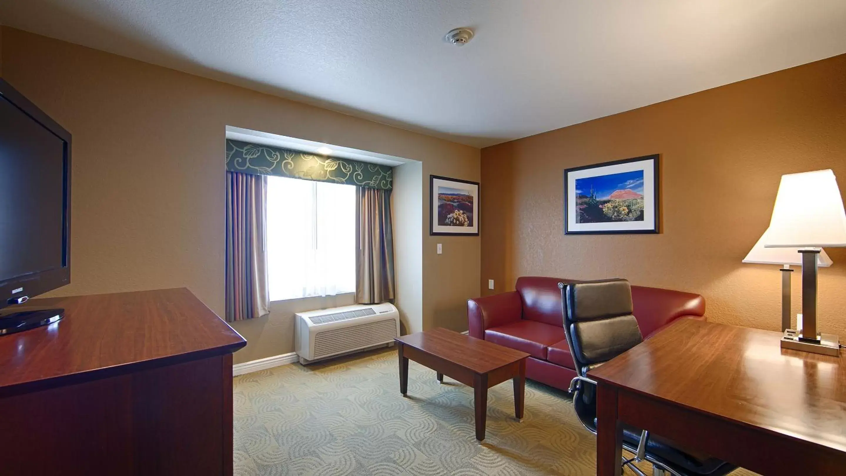 Photo of the whole room, Seating Area in Best Western California City Inn & Suites