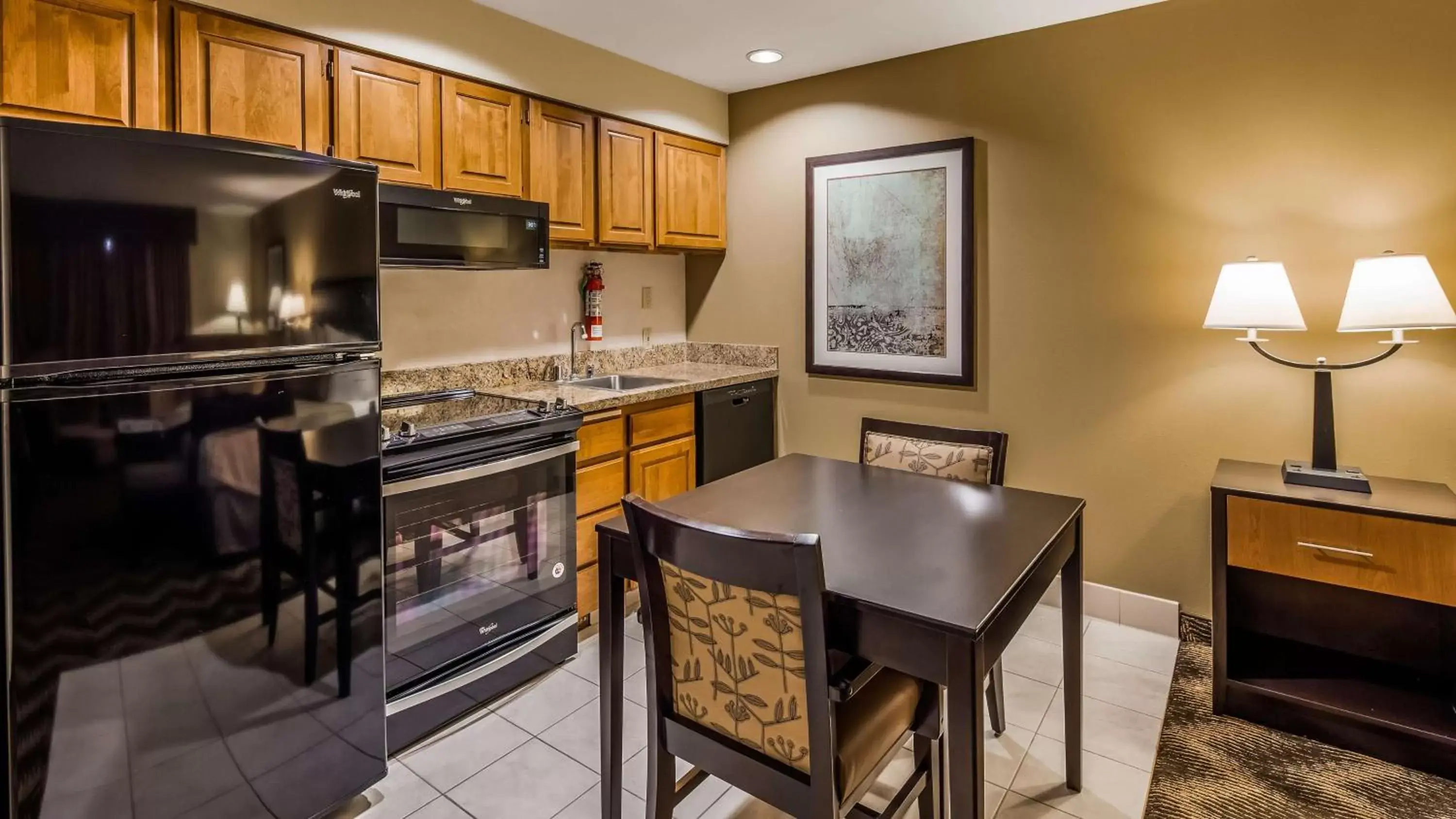 Photo of the whole room, Kitchen/Kitchenette in Best Western Plus Gold Country Inn