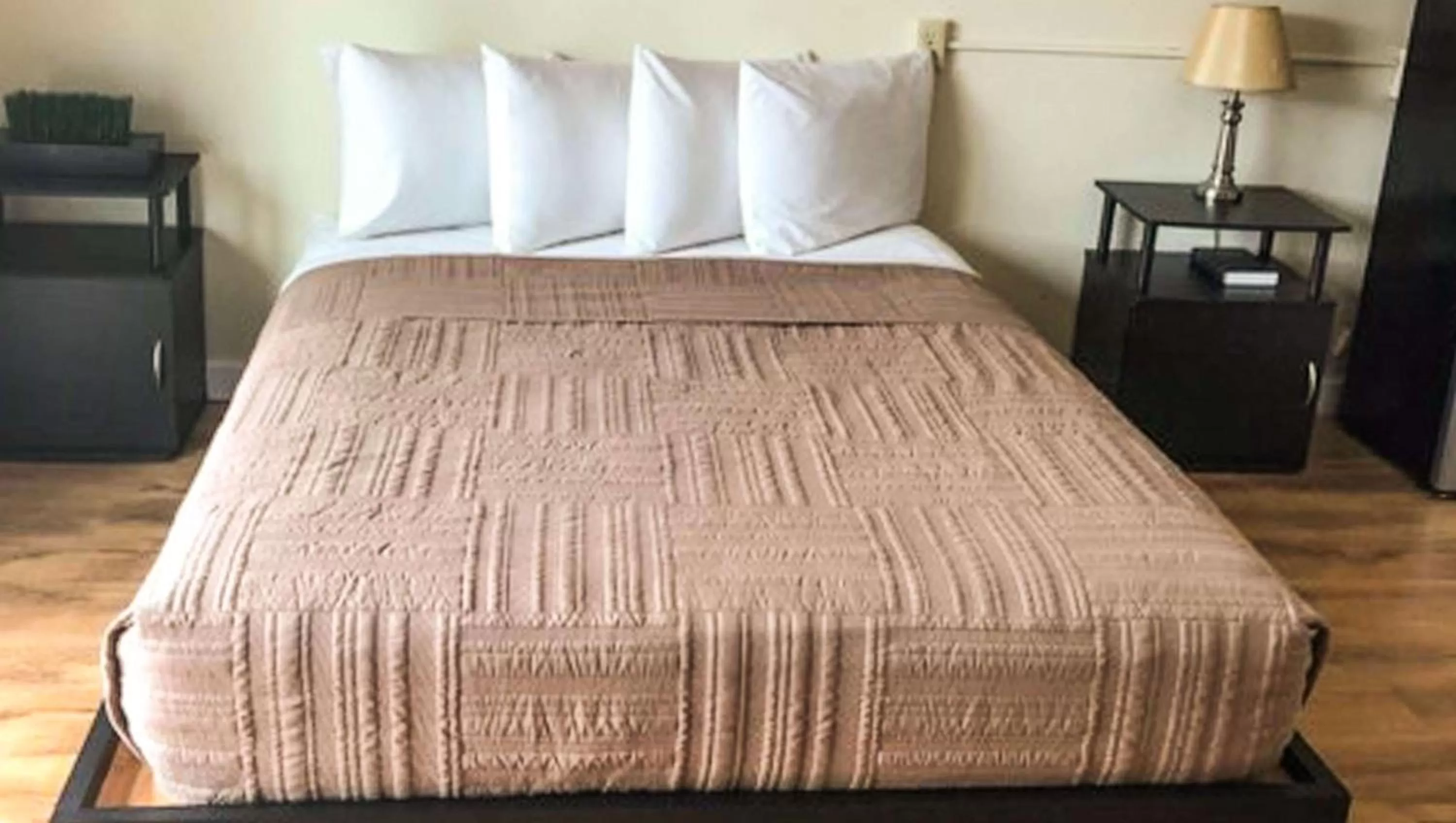 Photo of the whole room, Bed in Colonial Inn Ellsworth