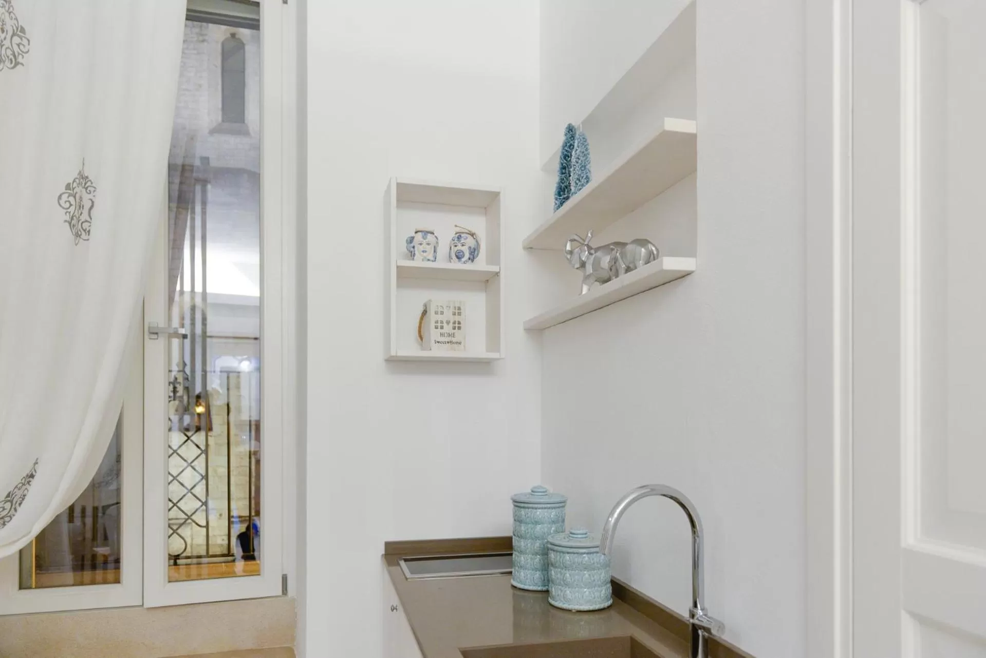 Kitchen or kitchenette in Mare Versus Luxury Suites