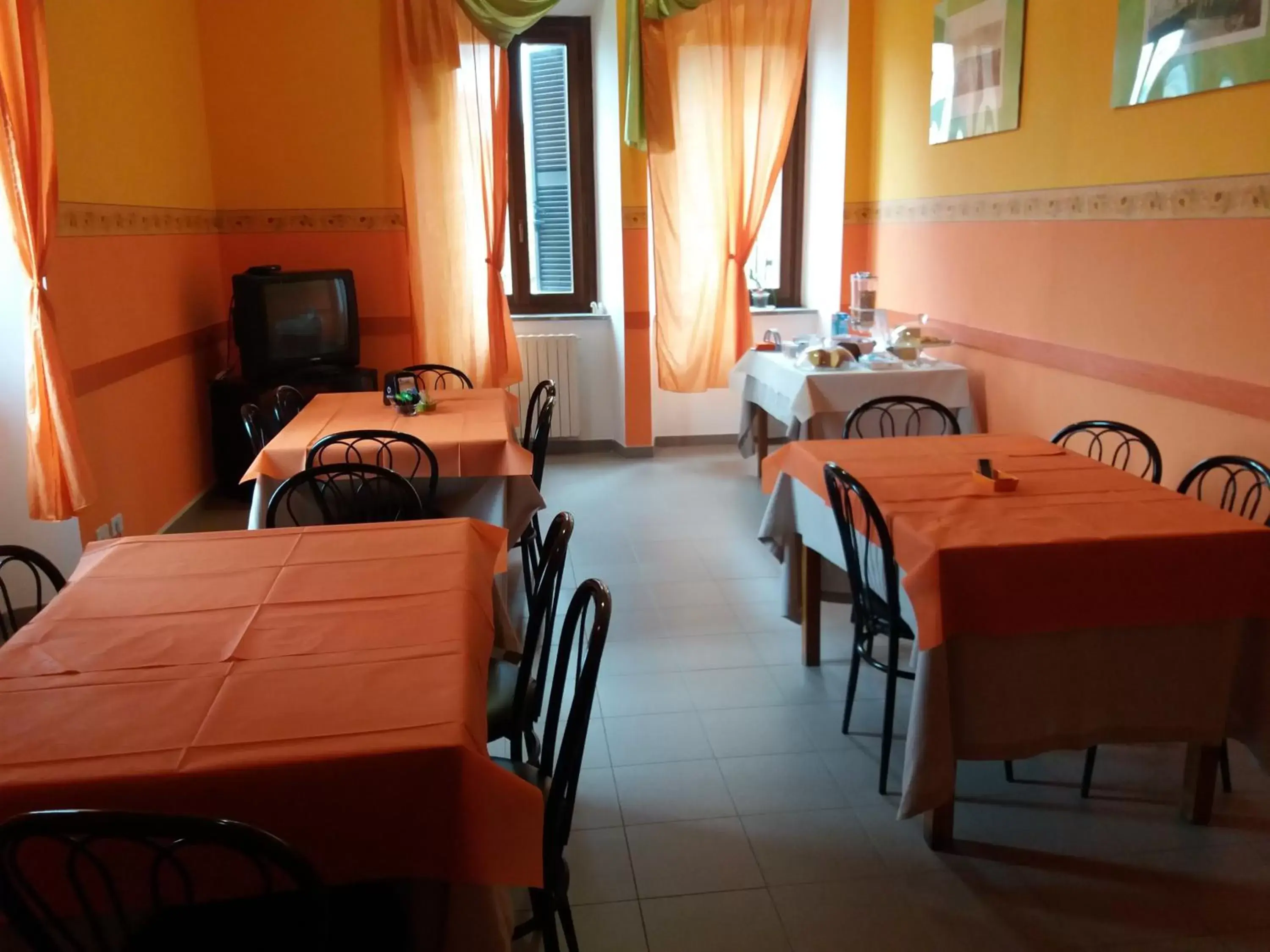 Restaurant/Places to Eat in ostello ortensi