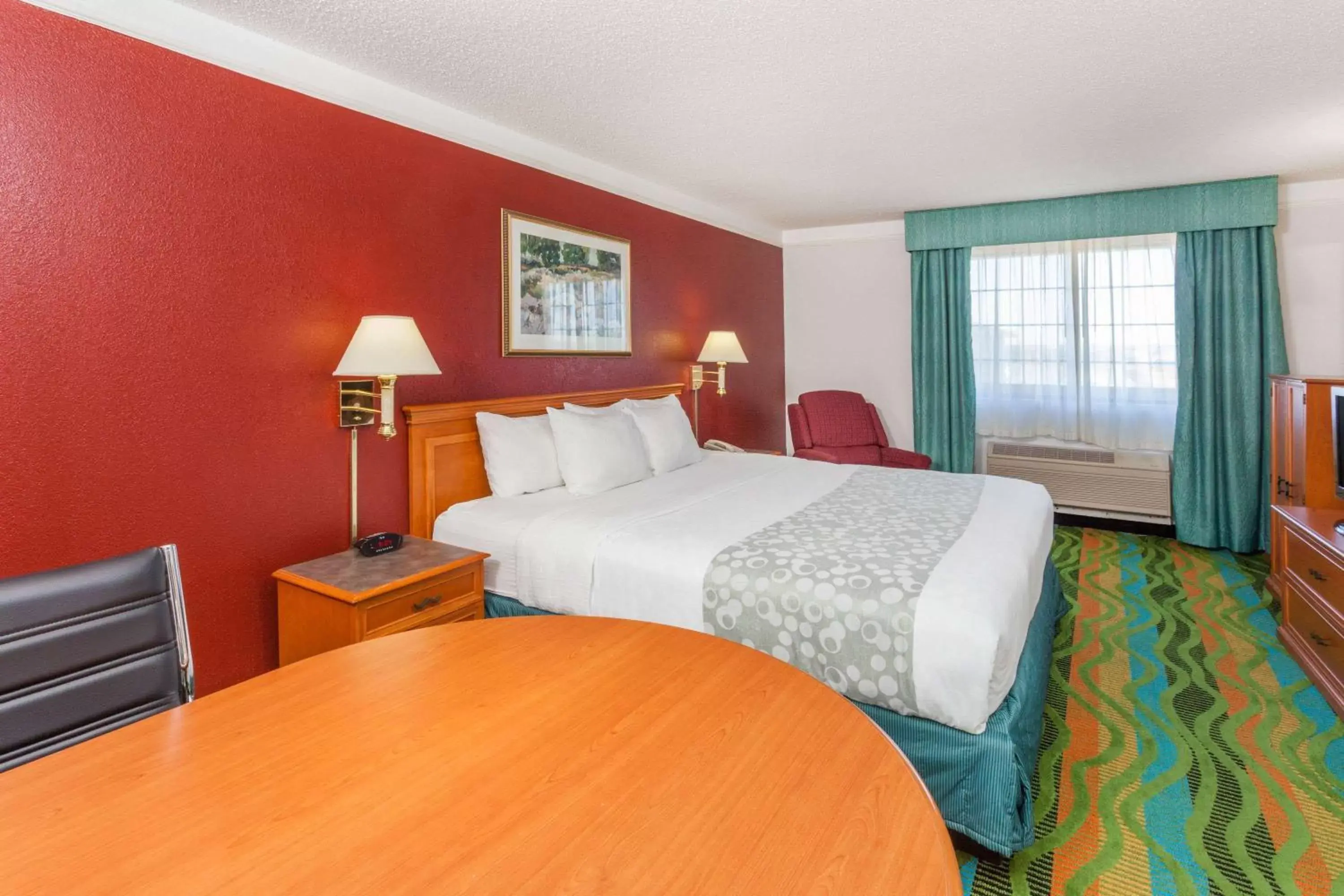 Photo of the whole room, Bed in Days Inn & Suites by Wyndham Arlington Heights