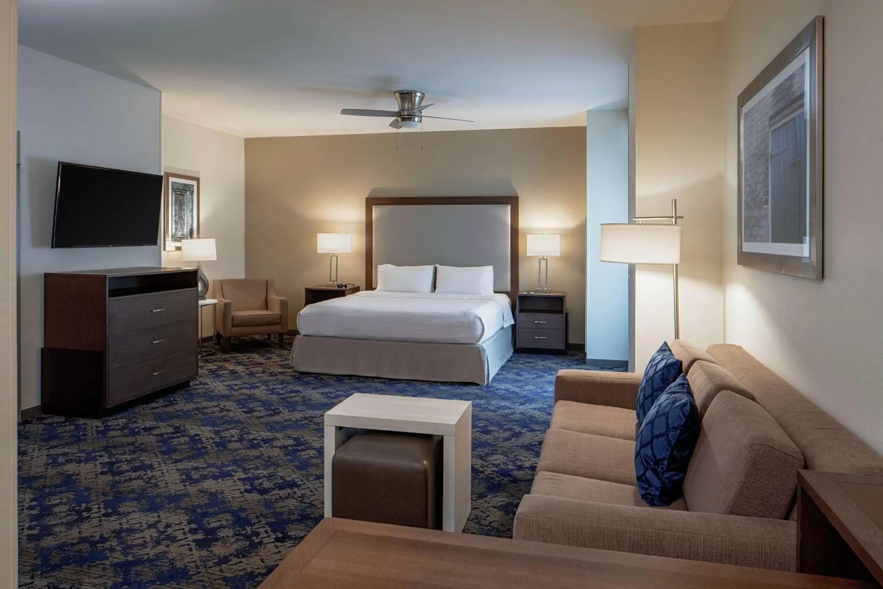 Bedroom, TV/Entertainment Center in Homewood Suites By Hilton New Orleans French Quarter