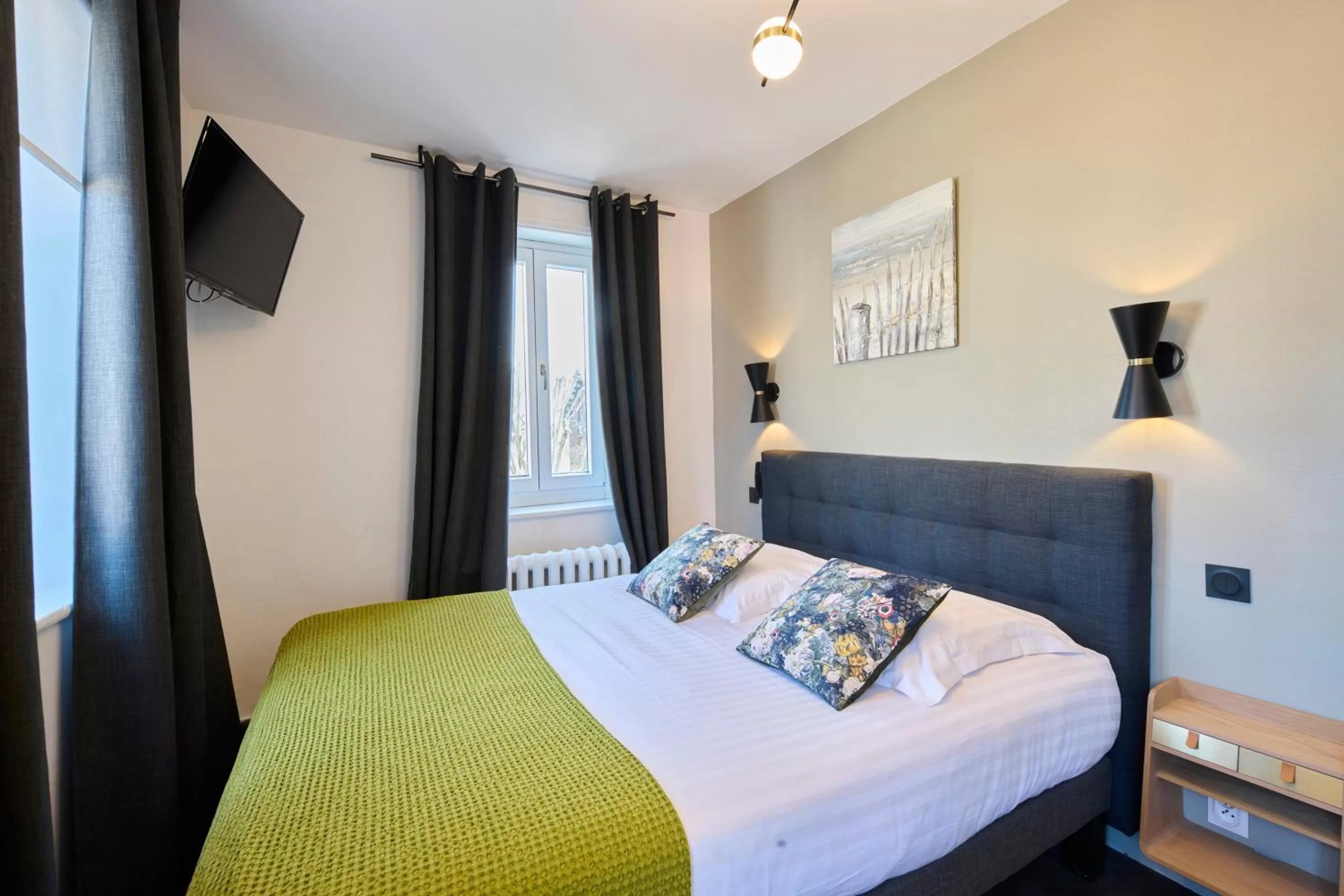 Bed in The Originals Boutique, Hôtel La Colonne de Bronze, Saint-Valéry-sur-Somme