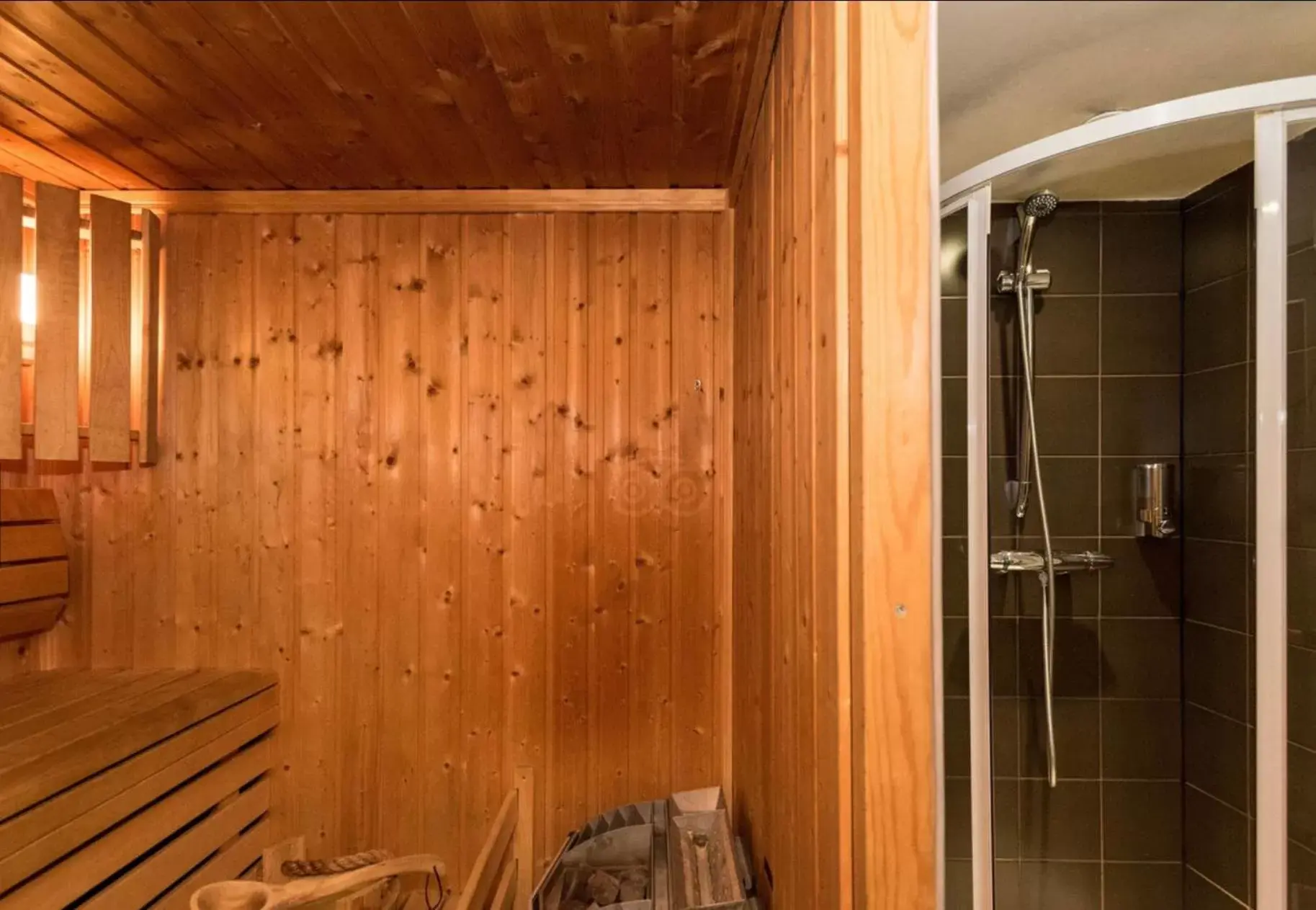 Sauna, Bathroom in Hôtel Le Fabe