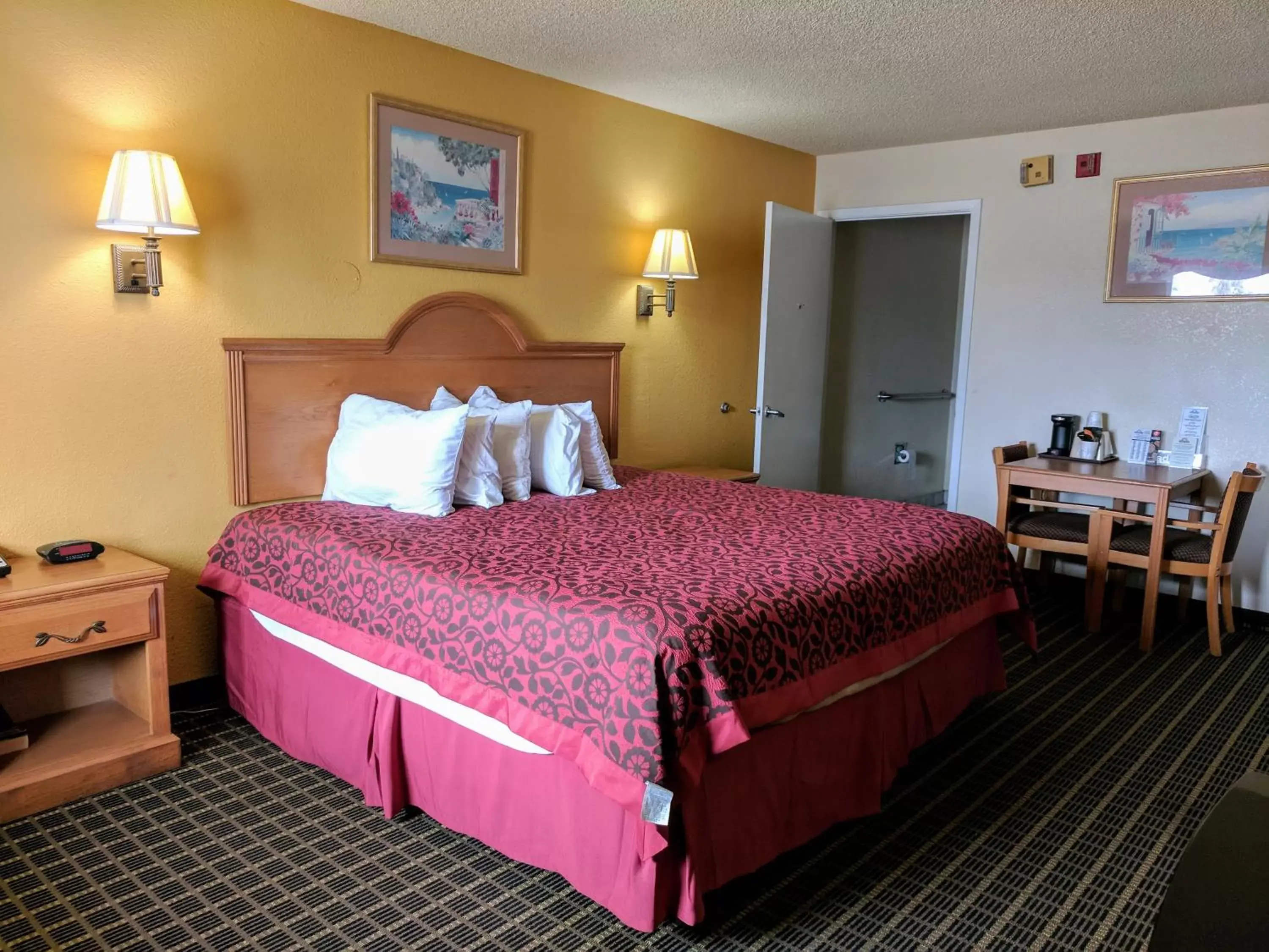 Bed in Days Inn by Wyndham San Antonio Interstate Hwy 35 North