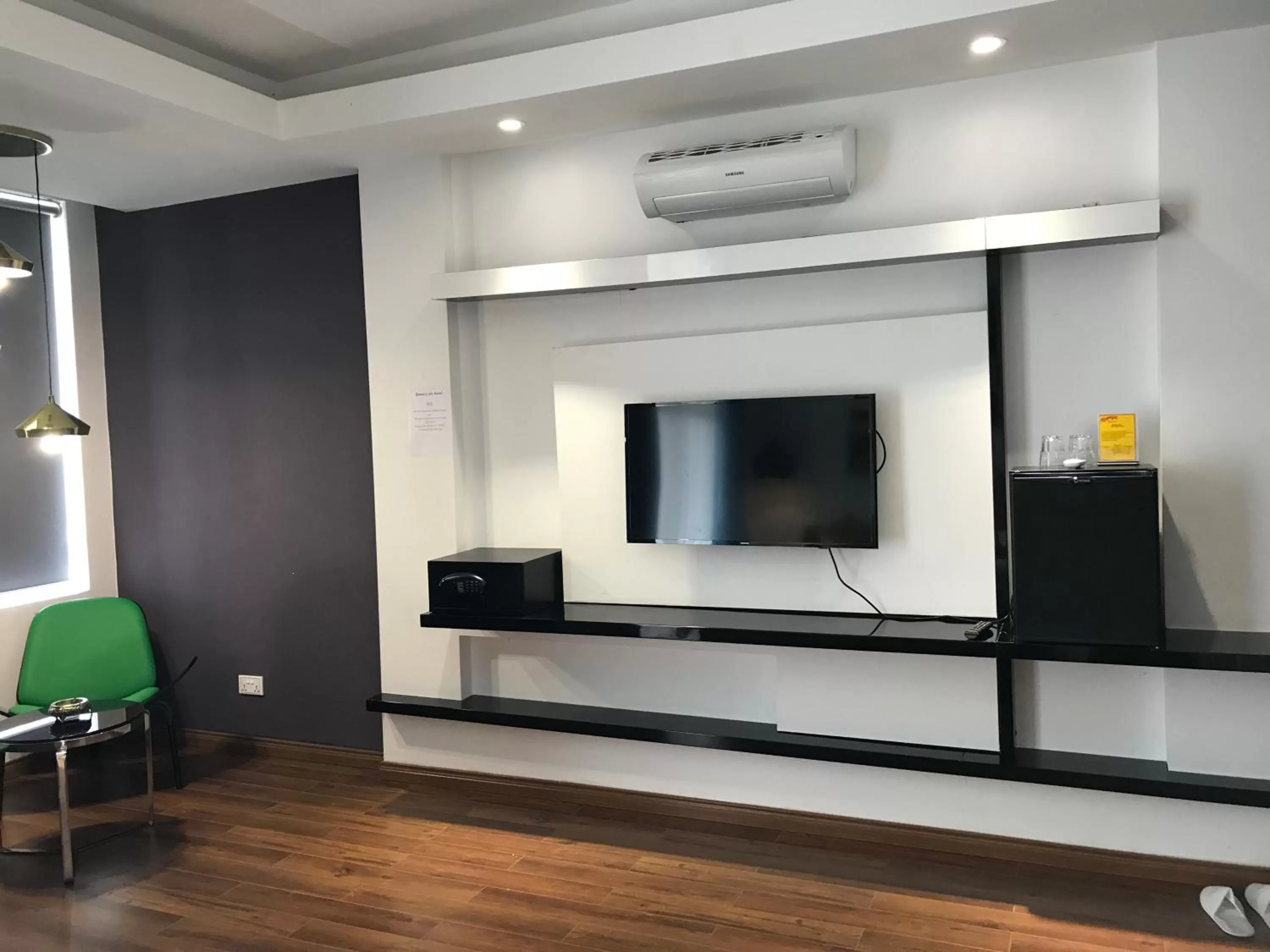 TV and multimedia in Benny's City Hotel