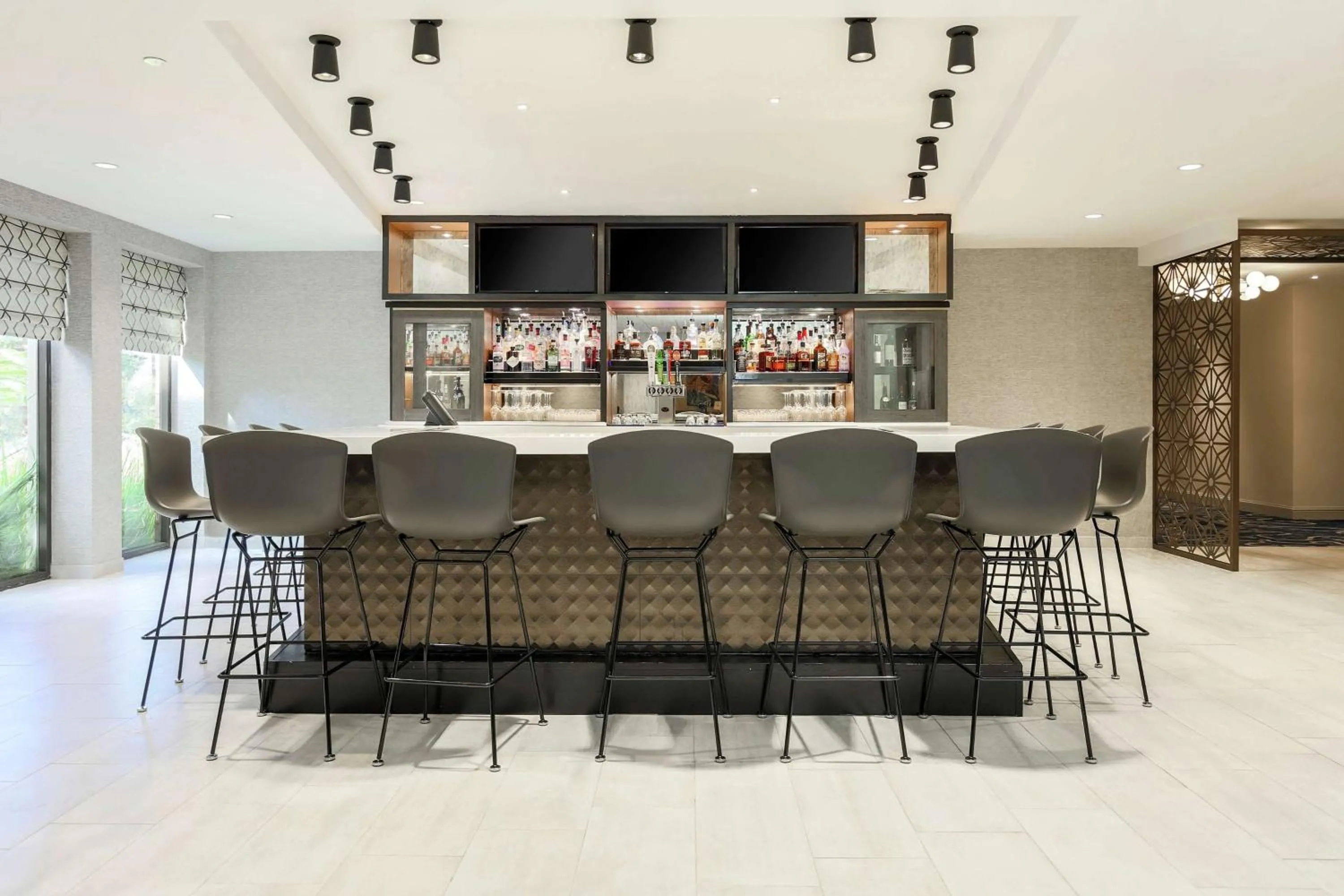 Lounge or bar in DoubleTree by Hilton Austin-University Area