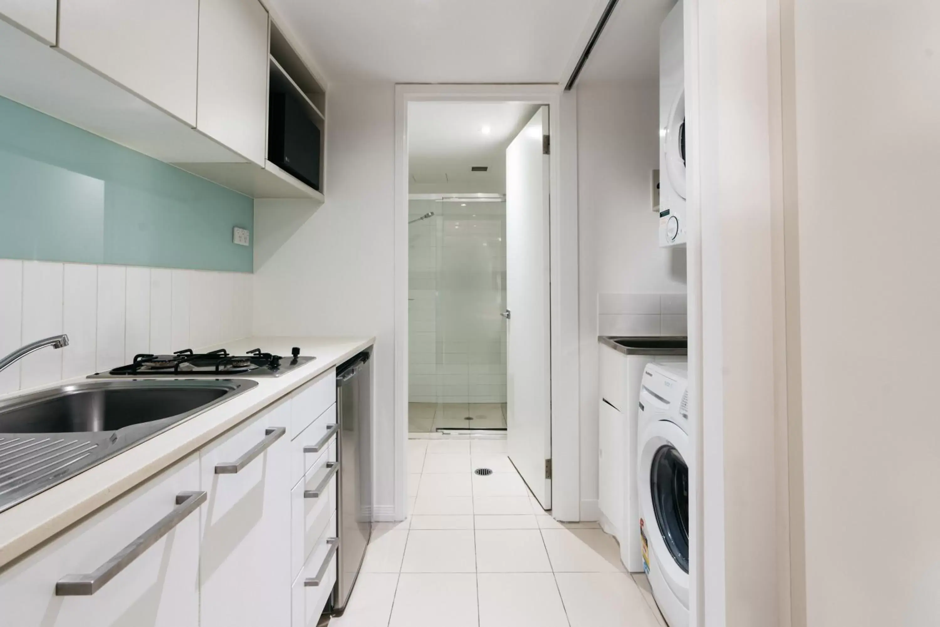 Shower, Kitchen/Kitchenette in Gabba Central Apartments