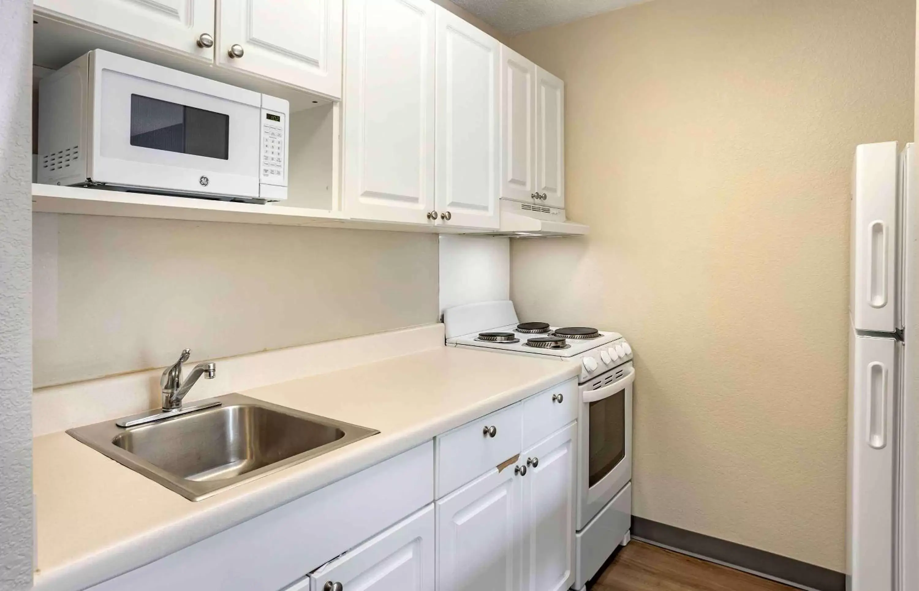 Bedroom, Kitchen/Kitchenette in Extended Stay America Suites - Philadelphia - Mt Laurel - Pacilli Place