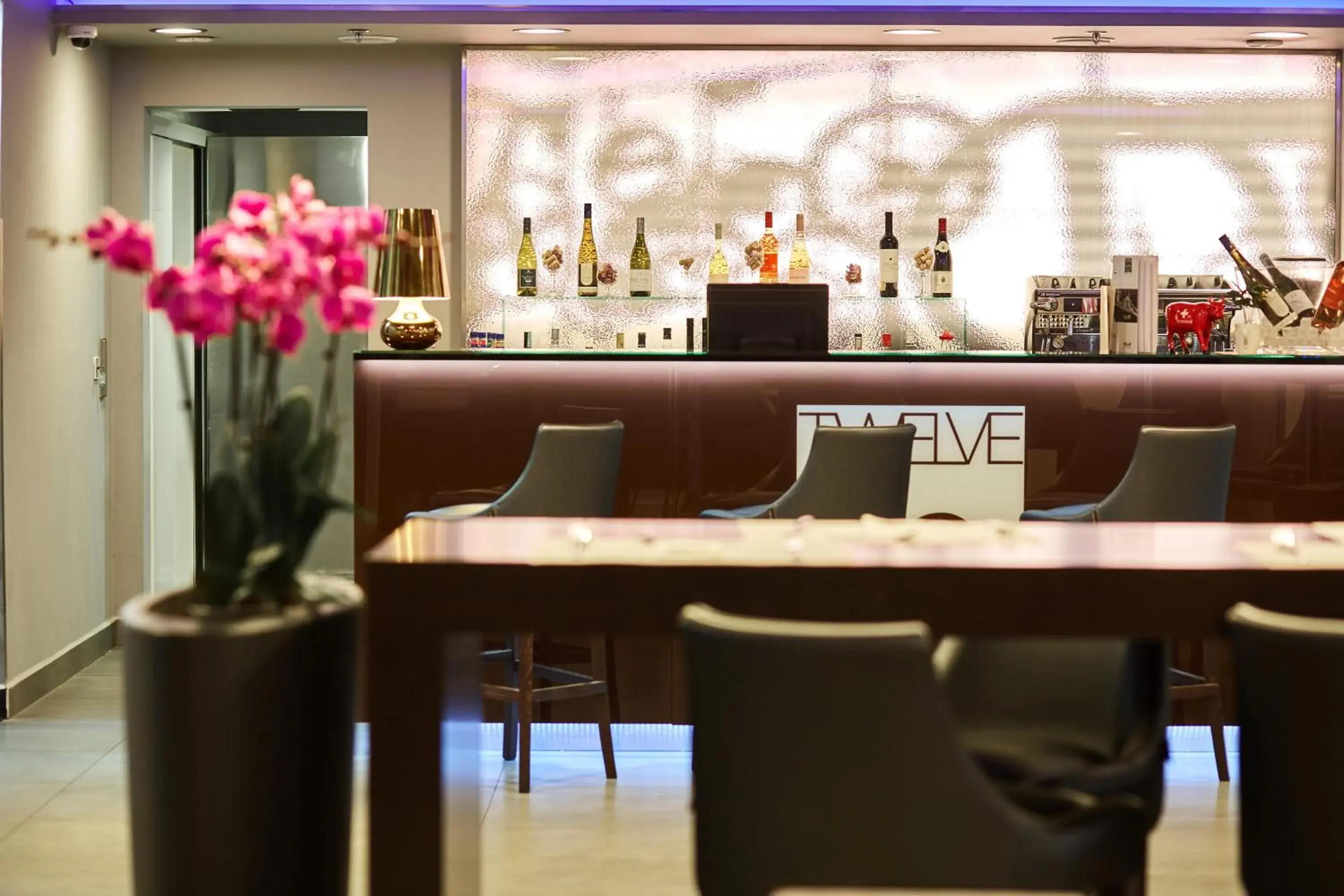 Lounge or bar, Restaurant/Places to Eat in 12 Revay Hotel