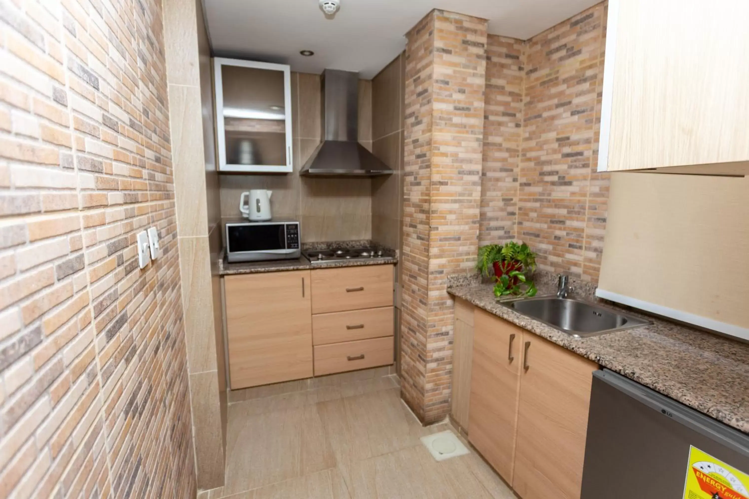 Kitchen/Kitchenette in Roots Apartment Hotel