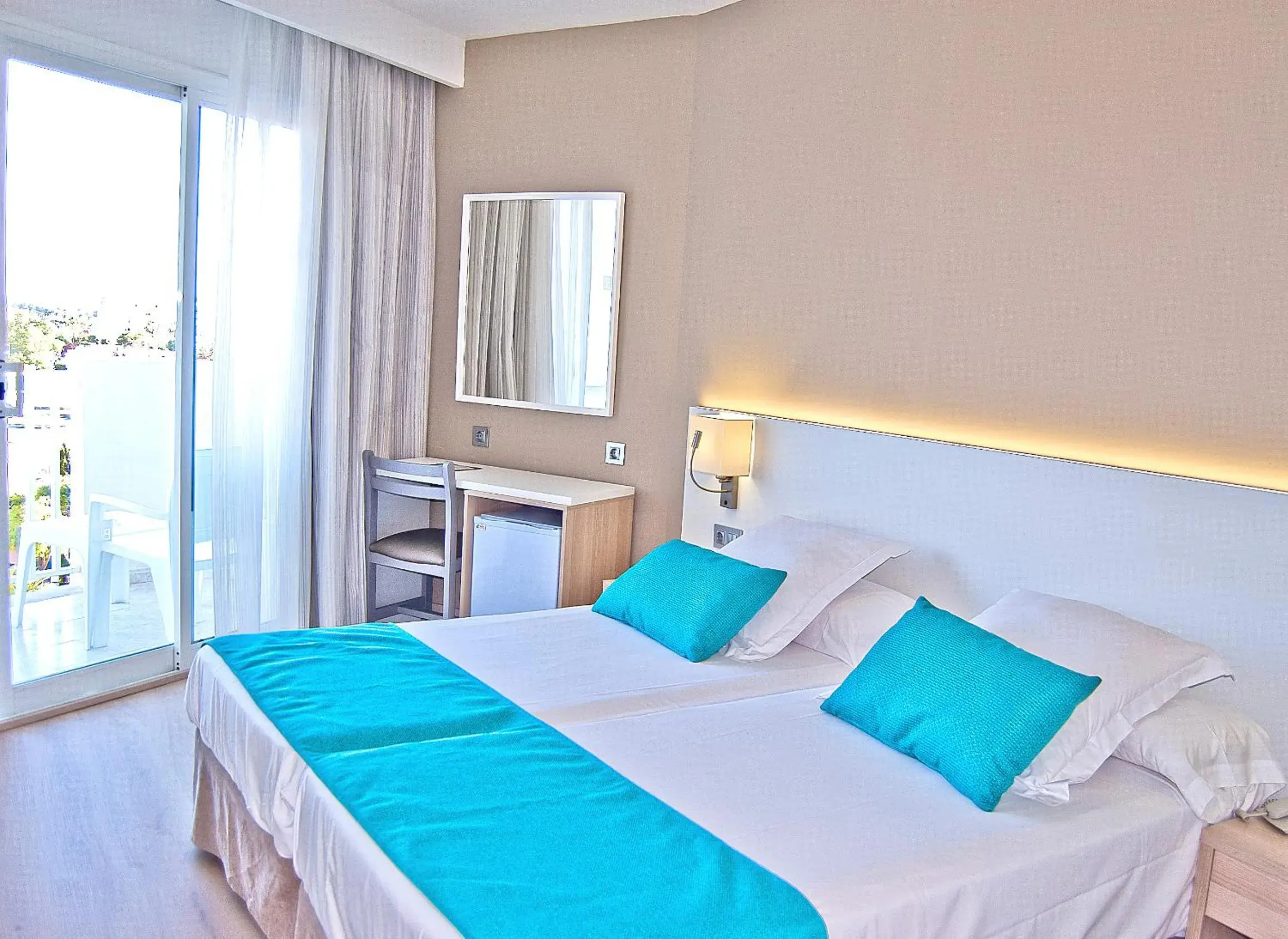 Photo of the whole room, Bed in BQ Delfín Azul Hotel