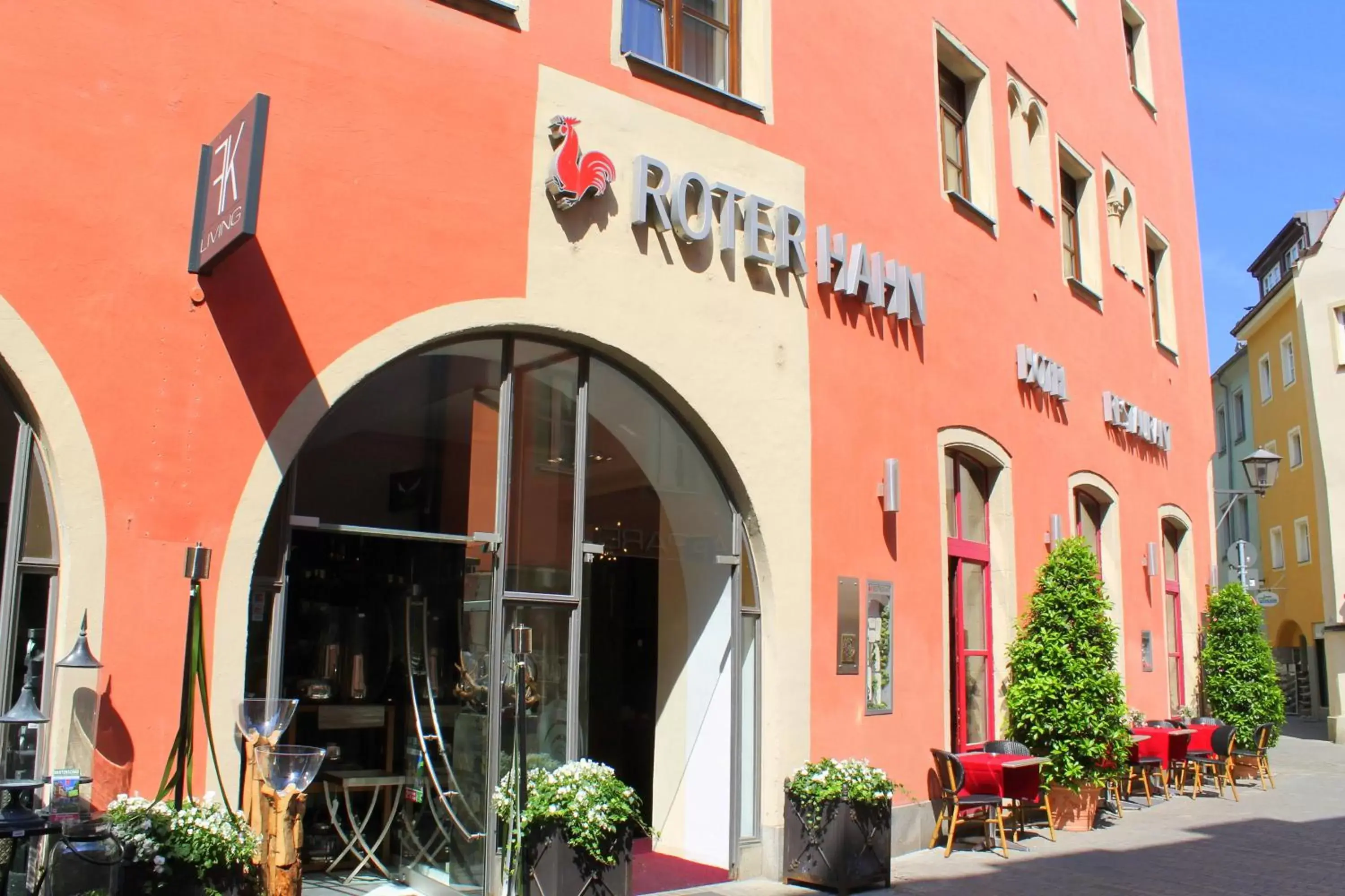 Facade/entrance, Property Building in Hotel Roter Hahn