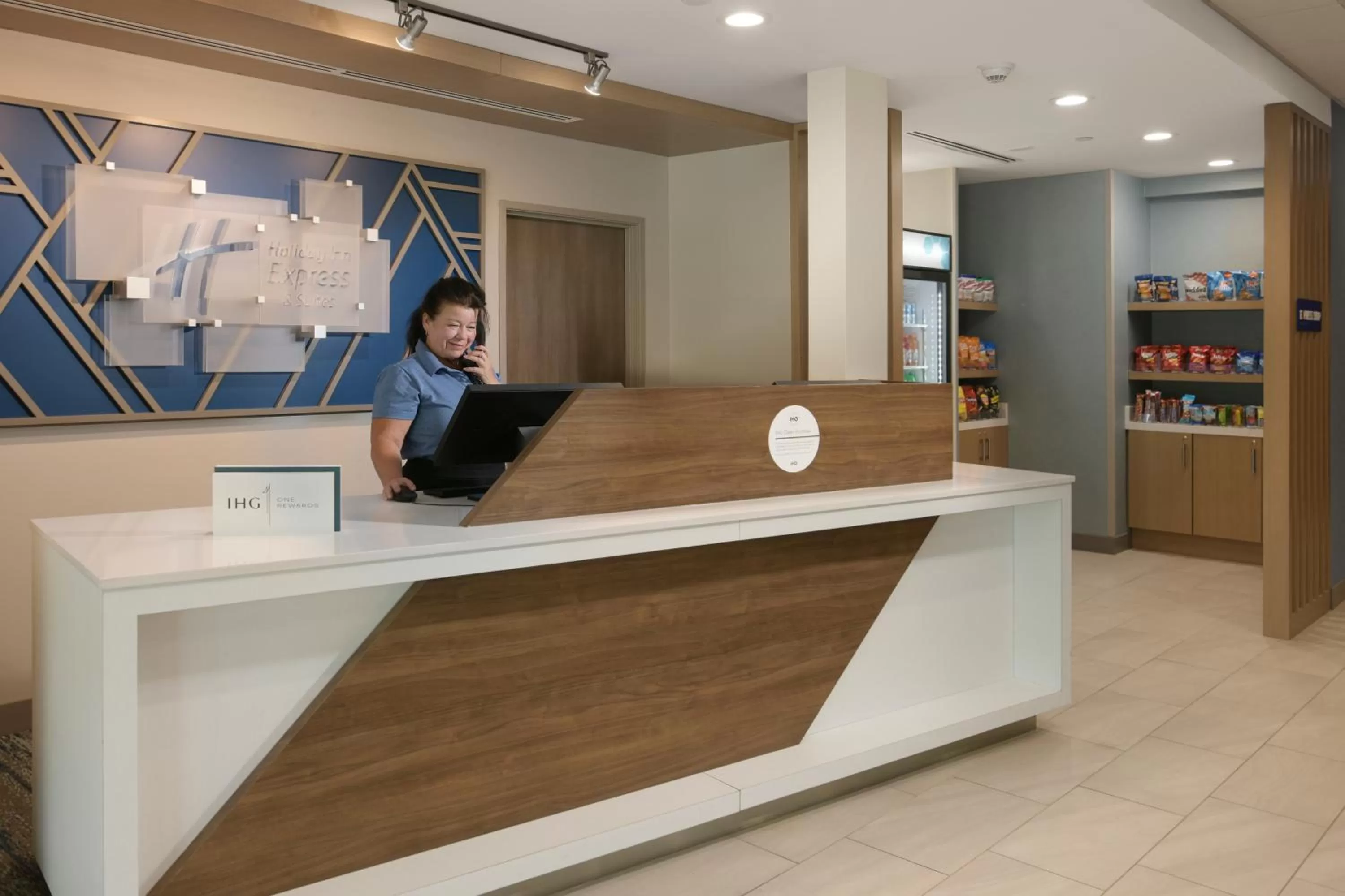 Lobby or reception in Holiday Inn Express & Suites - Williamstown - Glassboro by IHG