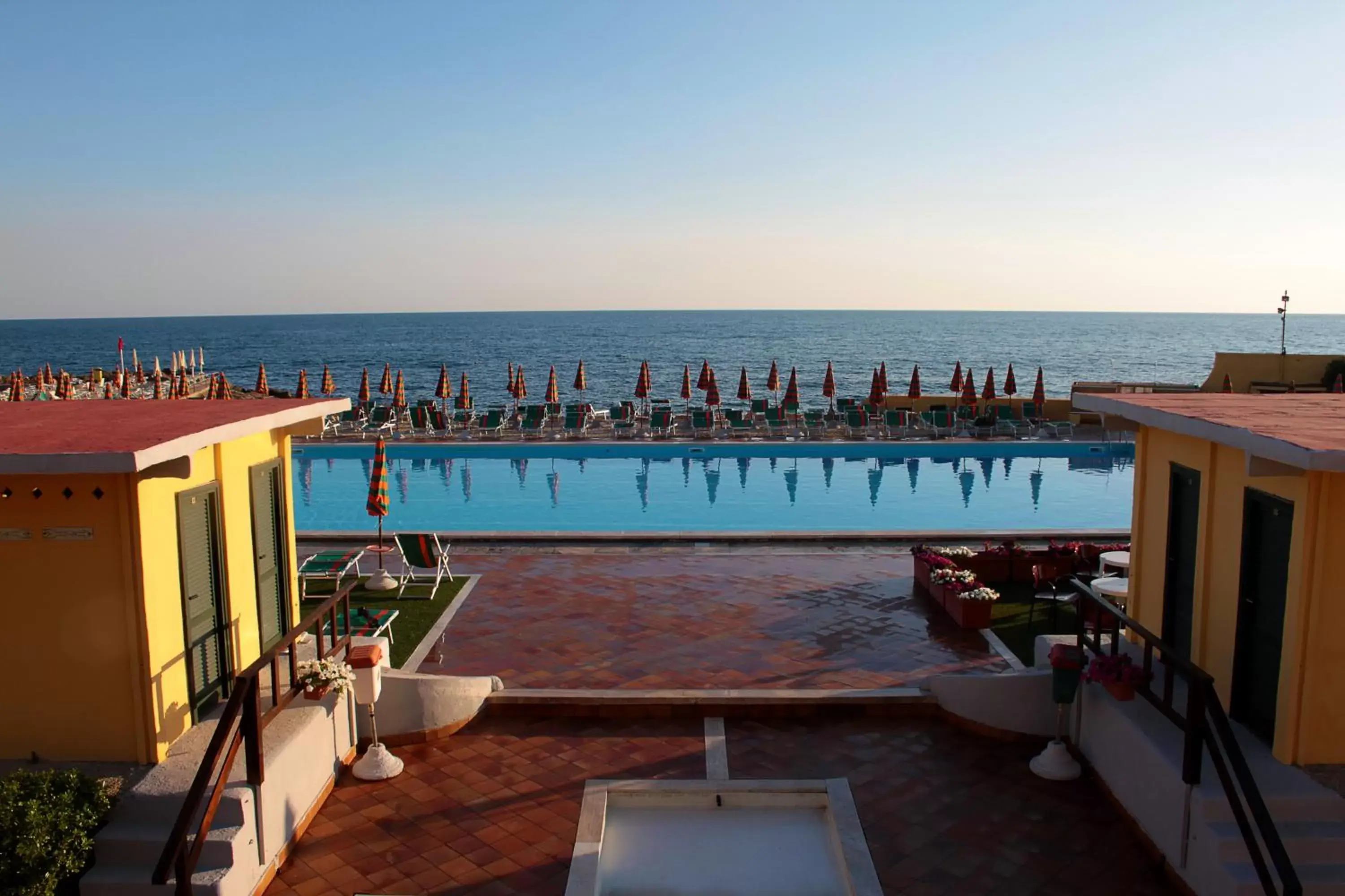 Swimming pool in Mercure Civitavecchia Sunbay Park Hotel