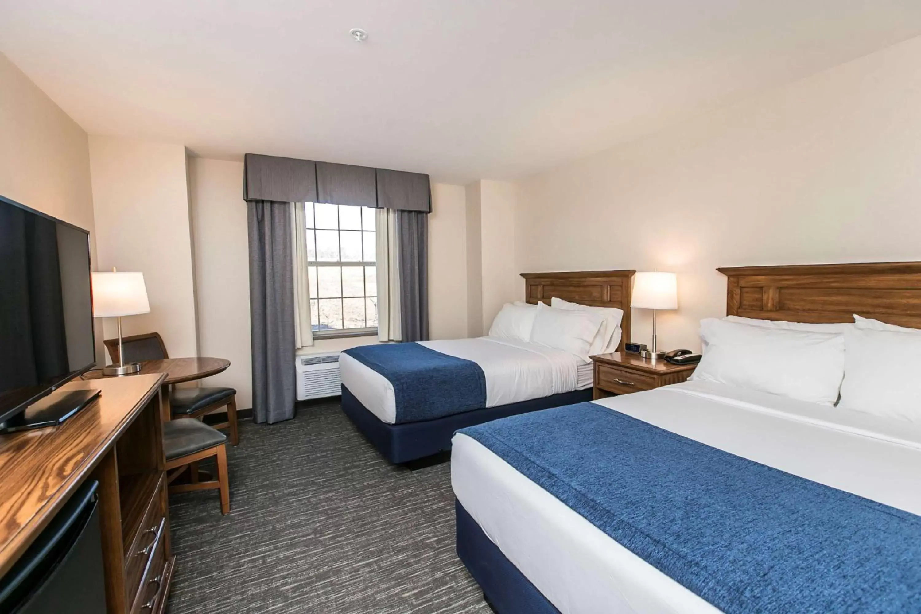 Photo of the whole room, Bed in SureStay Plus Hotel by Best Western Elizabethtown Hershey