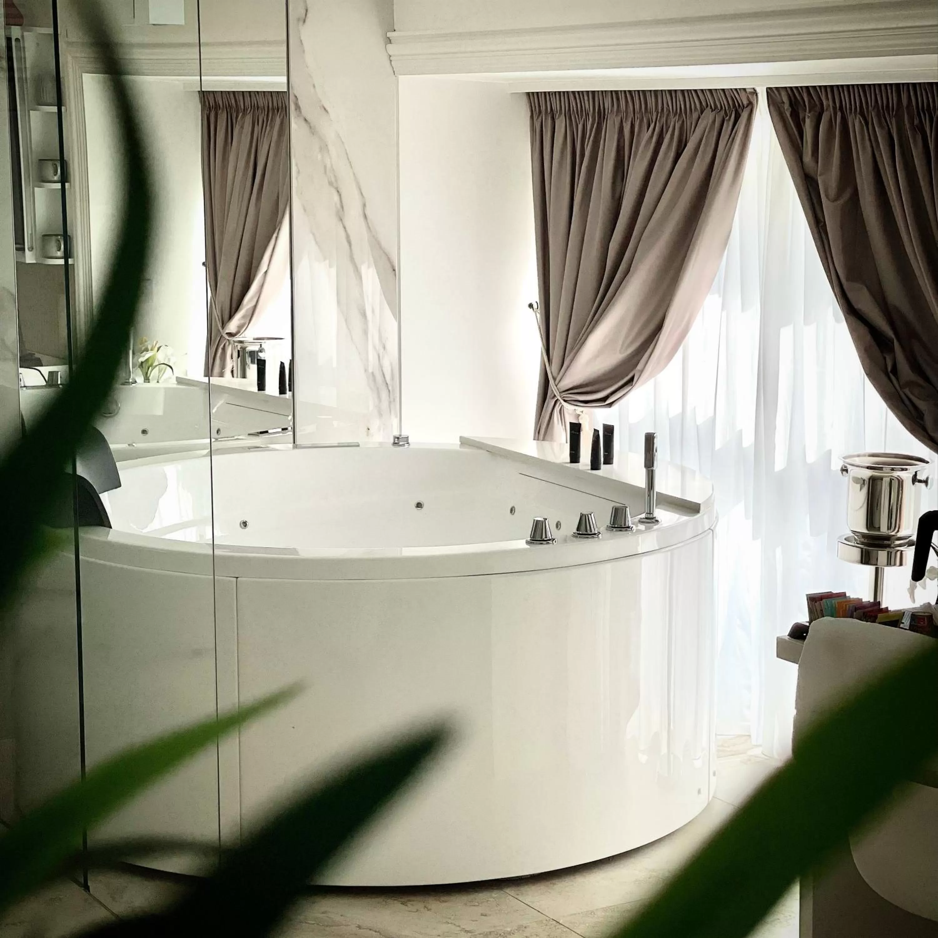 Hot Tub, Bathroom in Domus De Cinti