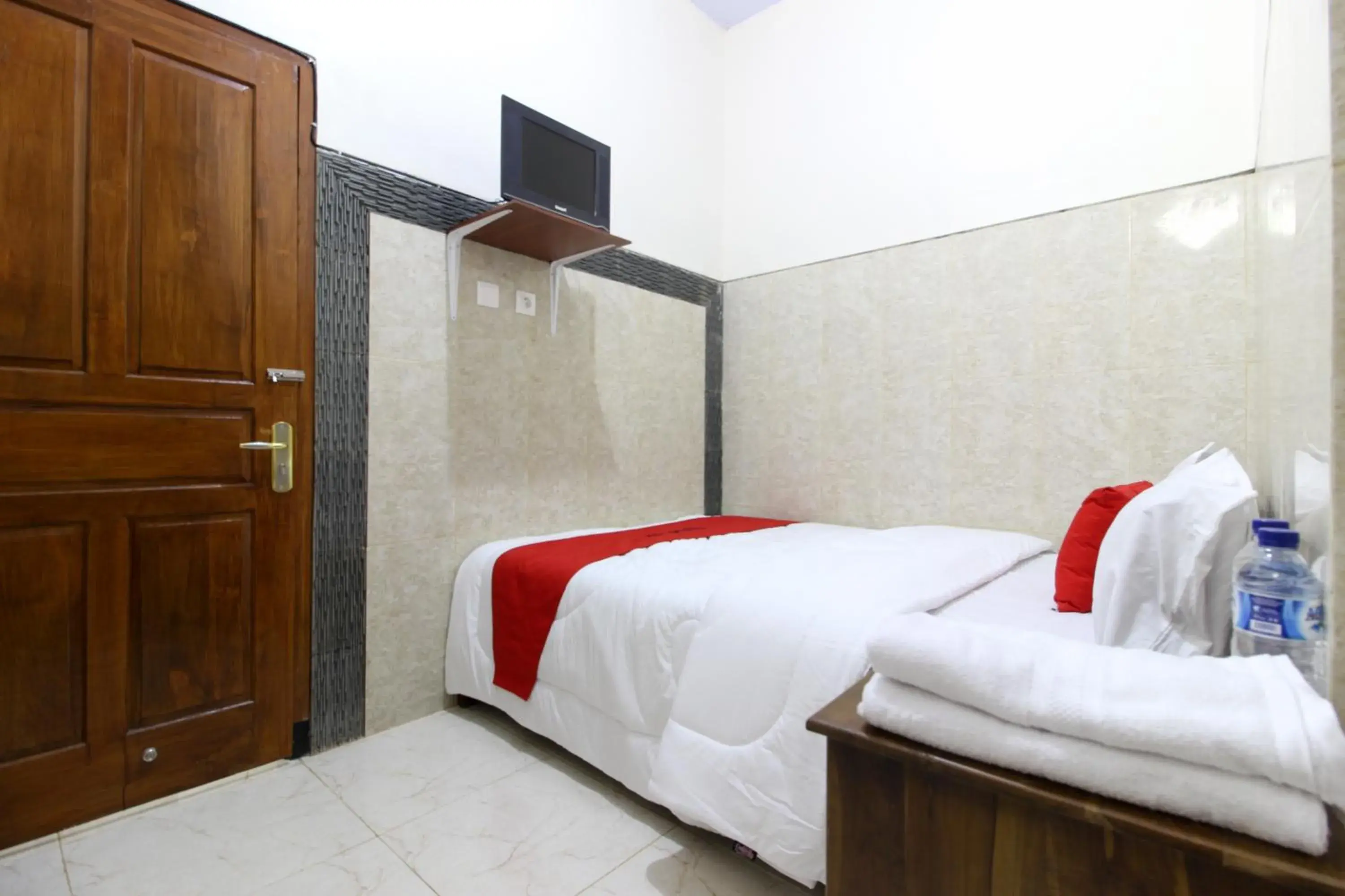 Bedroom, Bed in RedDoorz near Museum Gunung Merapi