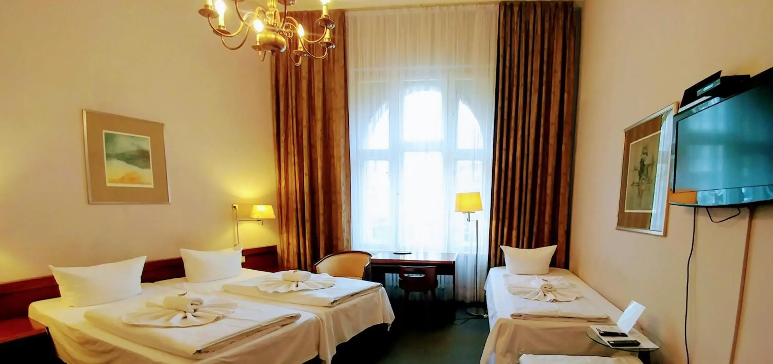 Photo of the whole room, Bed in Hotel Pension Xantener Eck