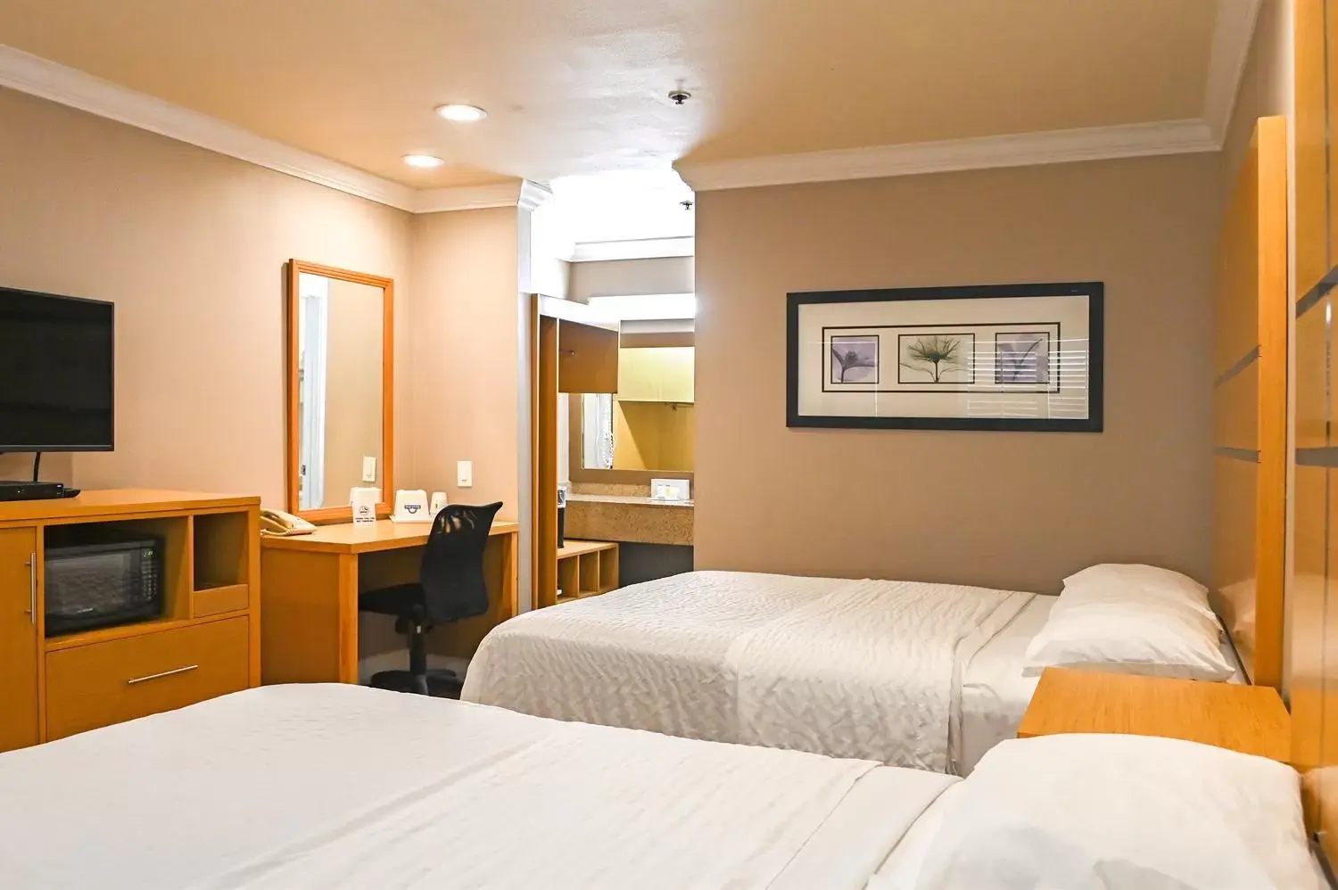 Bed in Days Inn by Wyndham San Francisco S/Oyster Point Airport