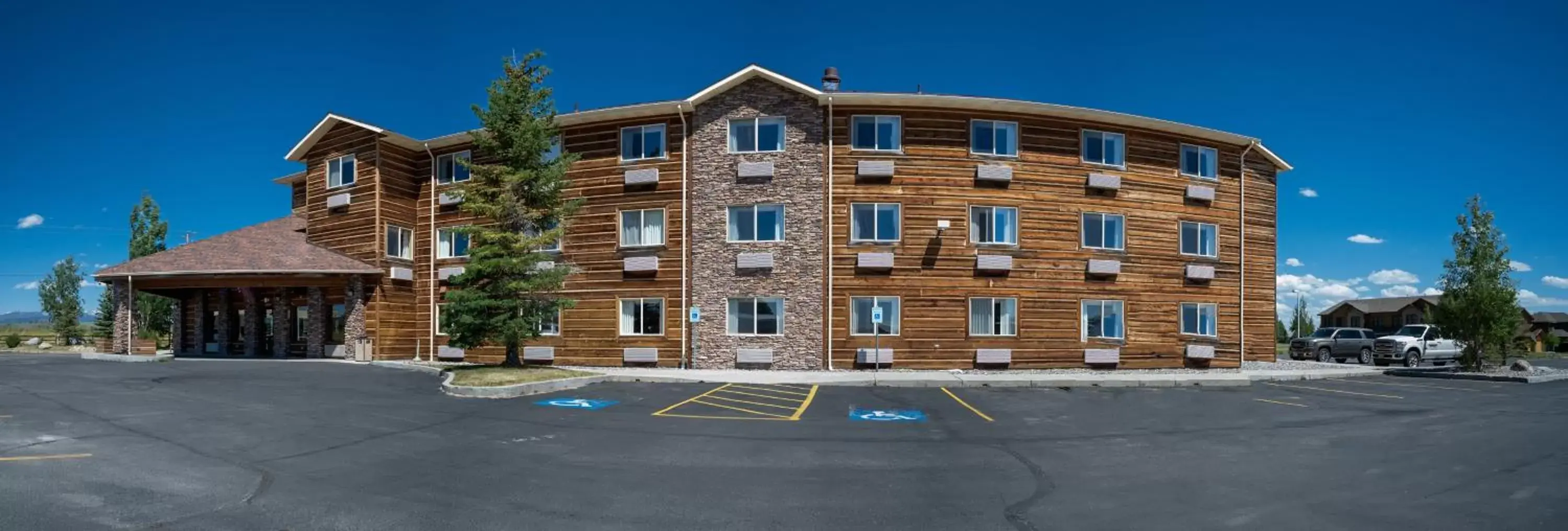 Property Building in Pinedale Hotel & Suites