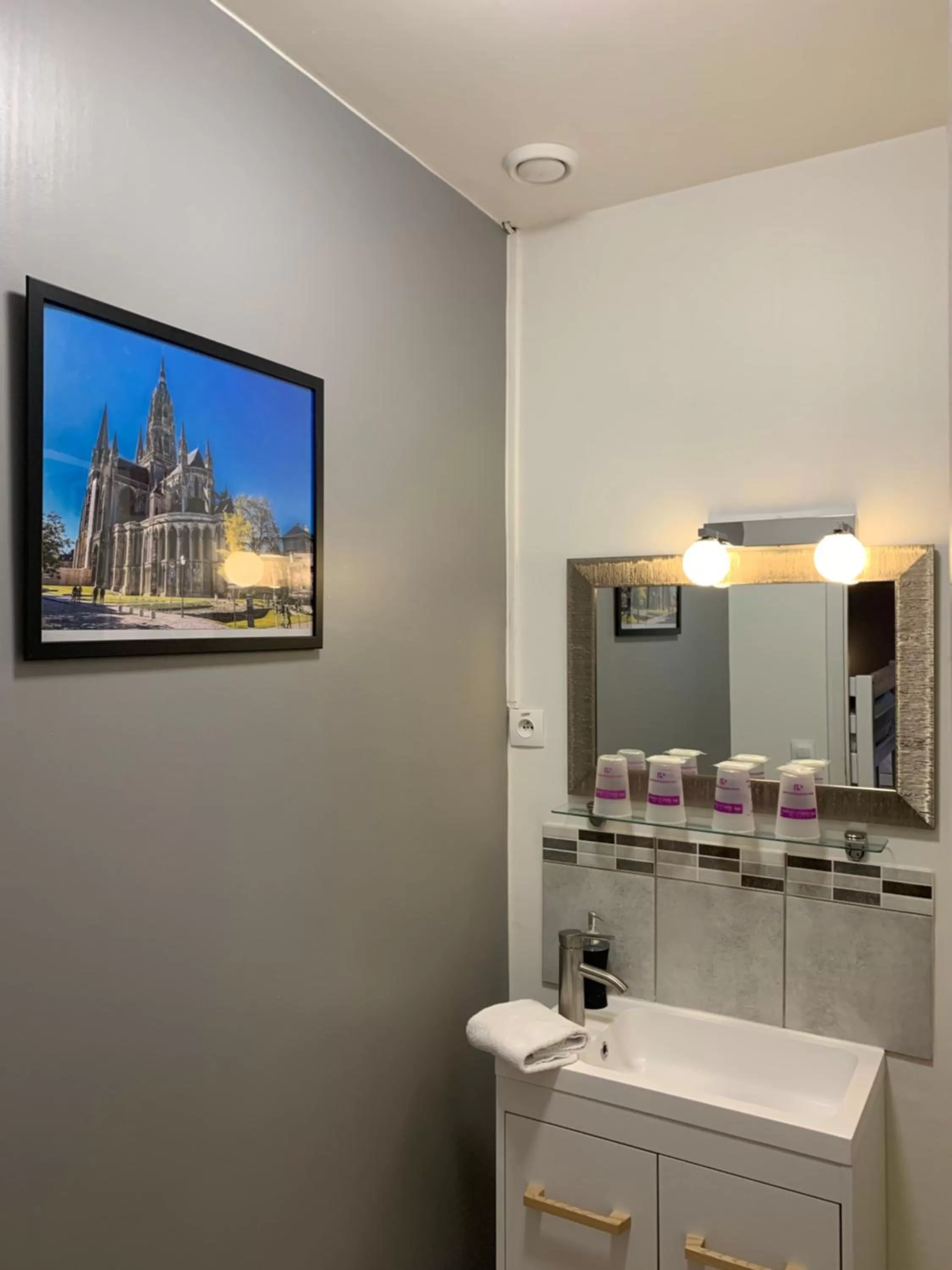 Bathroom in Hôtel Le Bayeux