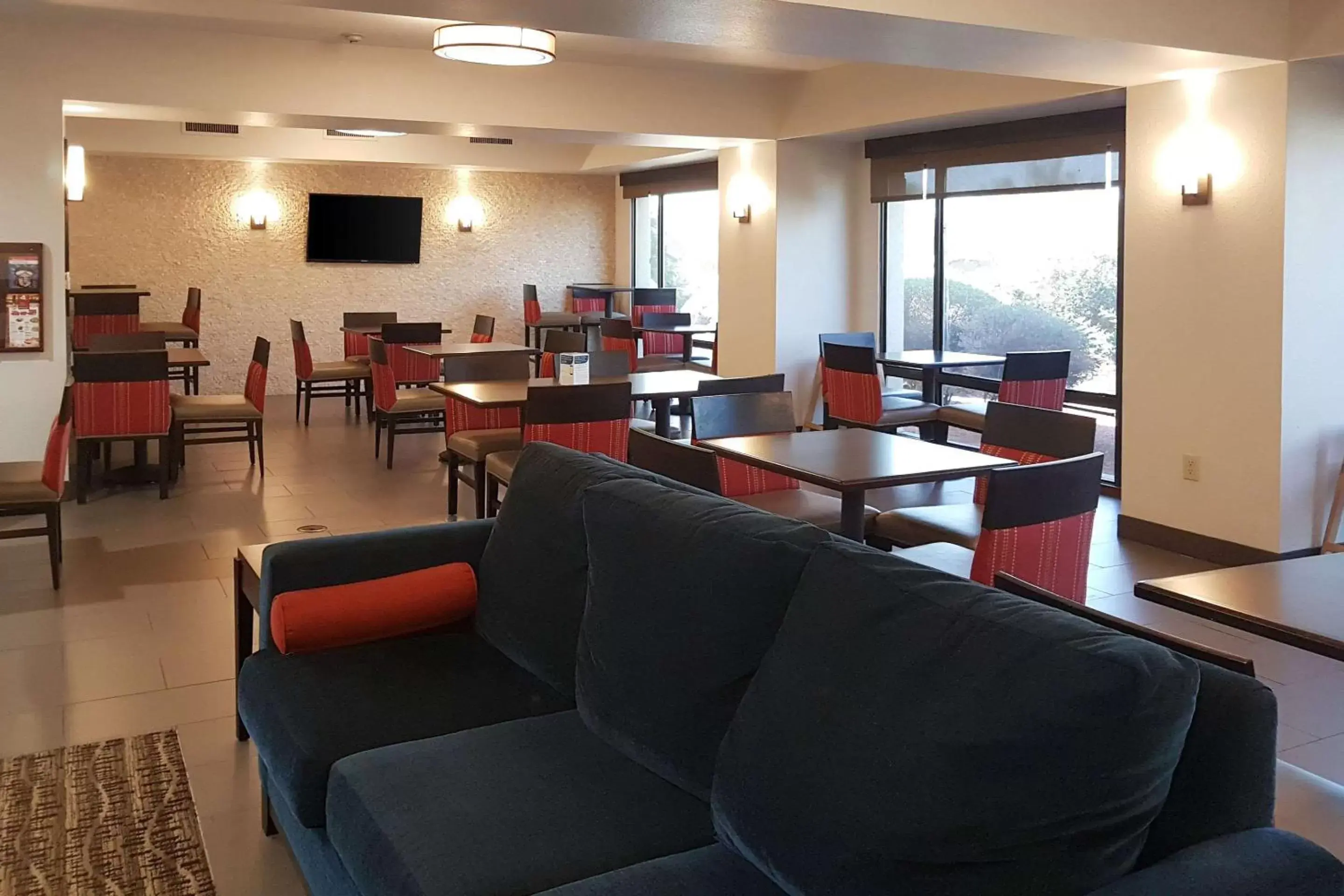Restaurant/places to eat, Lounge/Bar in Comfort Inn I-10 West at 51st Ave