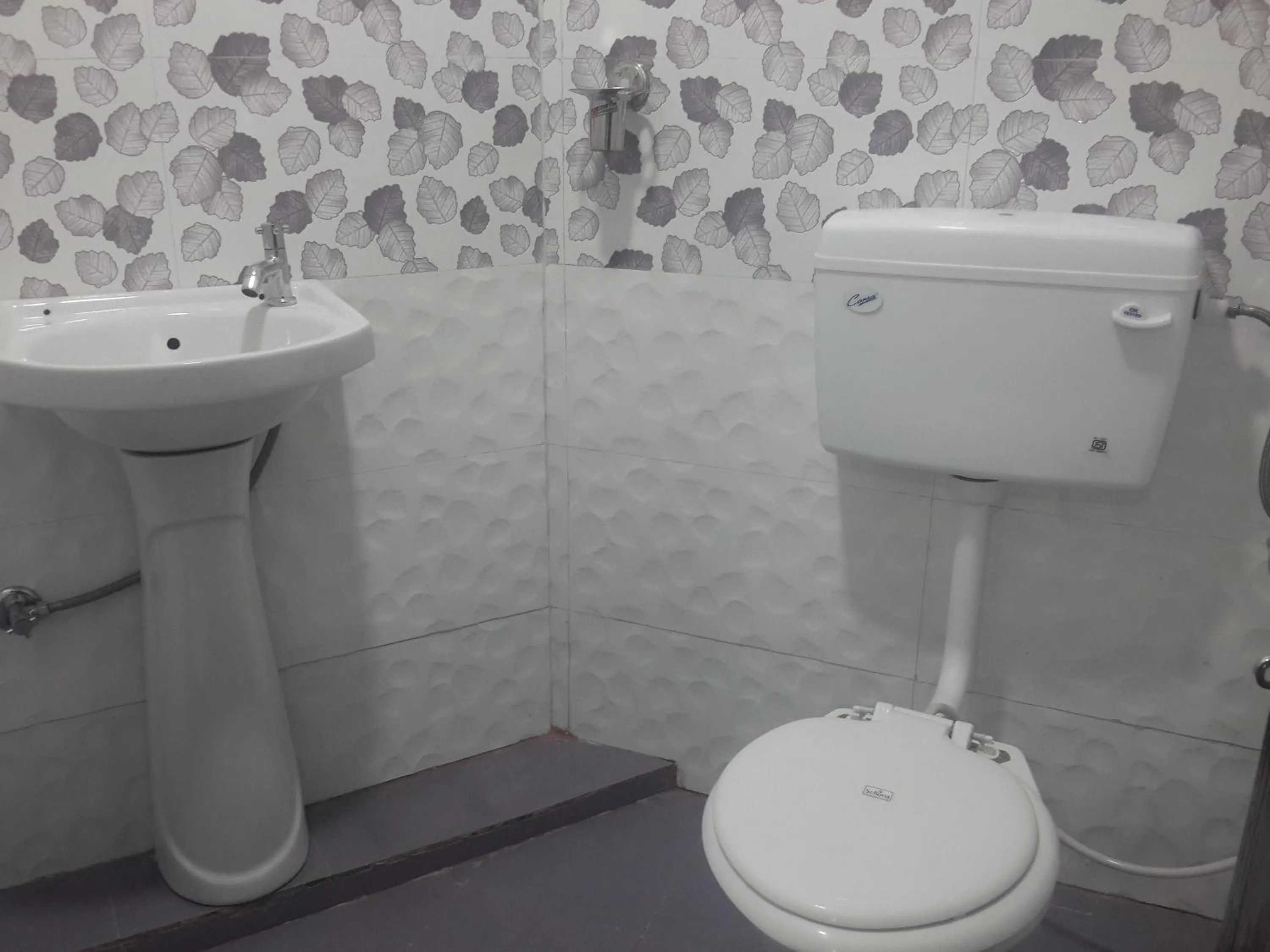 Bathroom in Hotel Holiday Era Opposite Railway Station