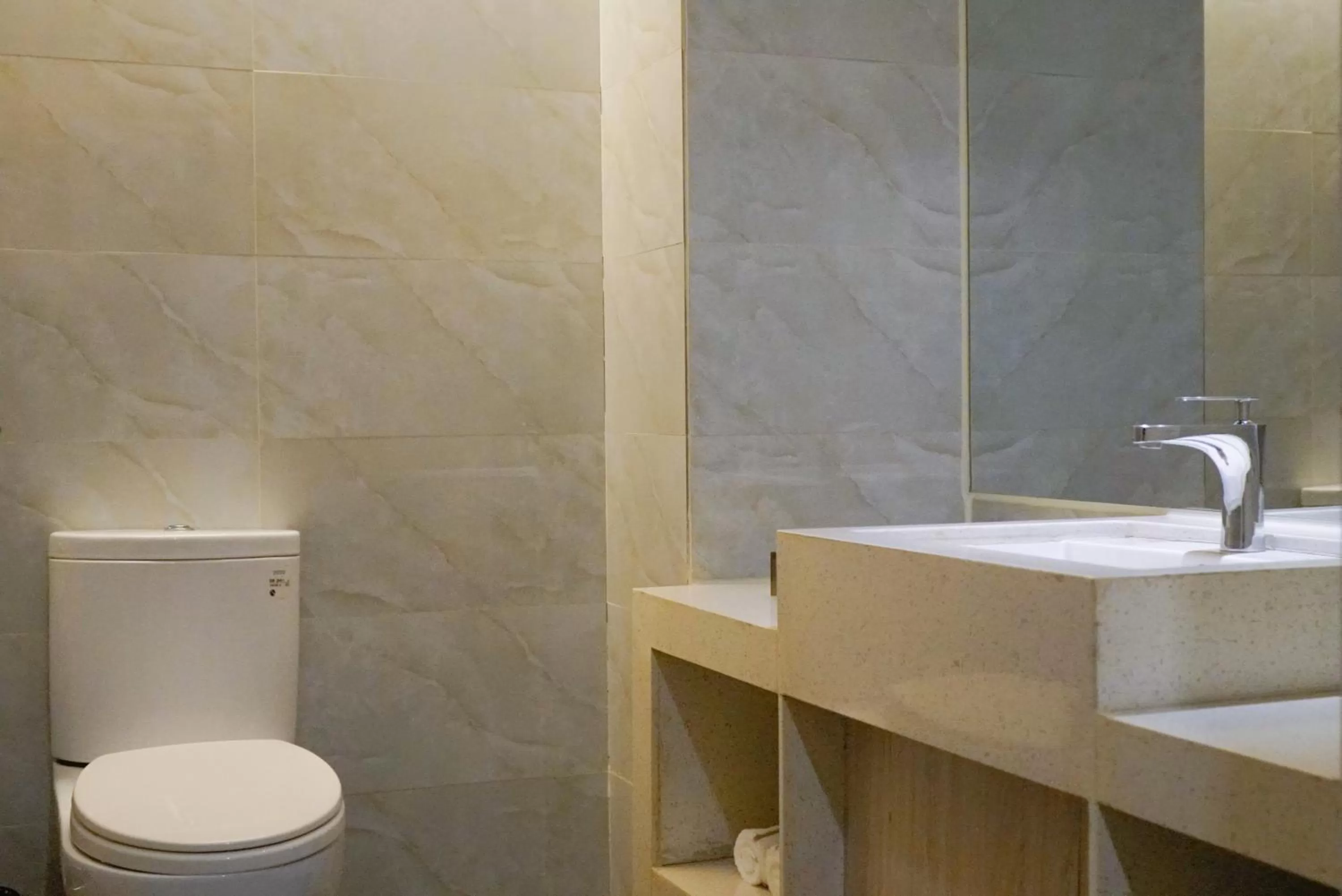 Toilet in Paco Hotel Tianhe Coach Terminal Metro Satation Guangzhou-Free Shuttle Bus for Canton Fair