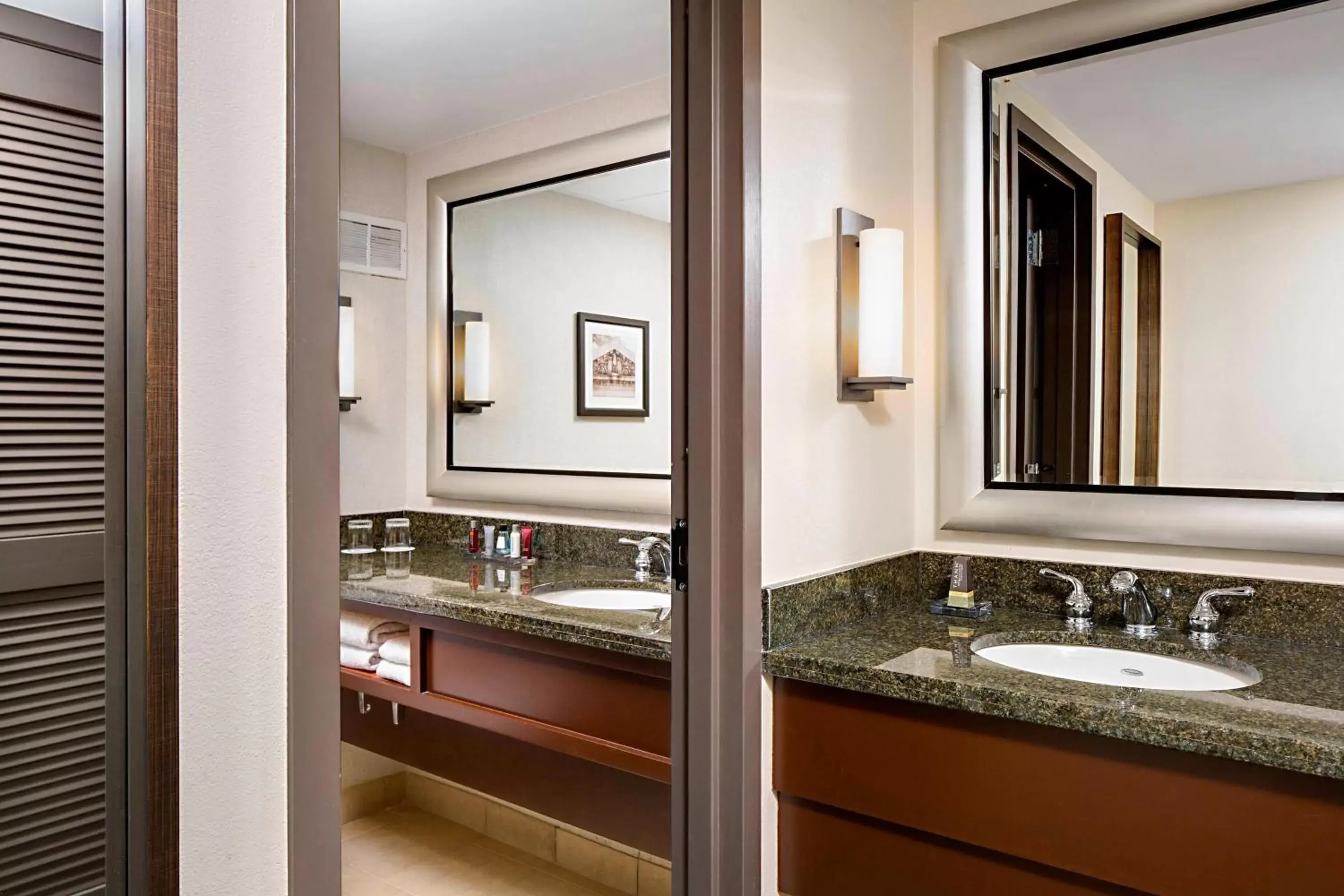 Bedroom, Bathroom in Houston Marriott Westchase