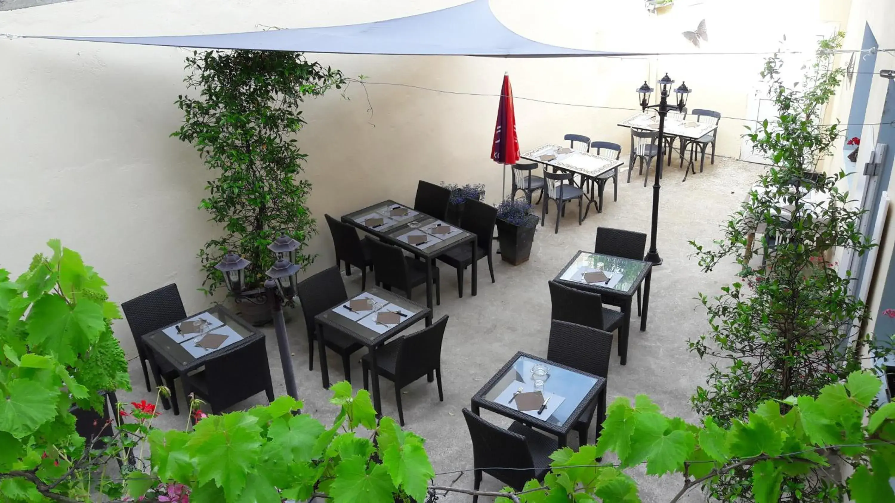 Patio in Hôtel Le Boulevard