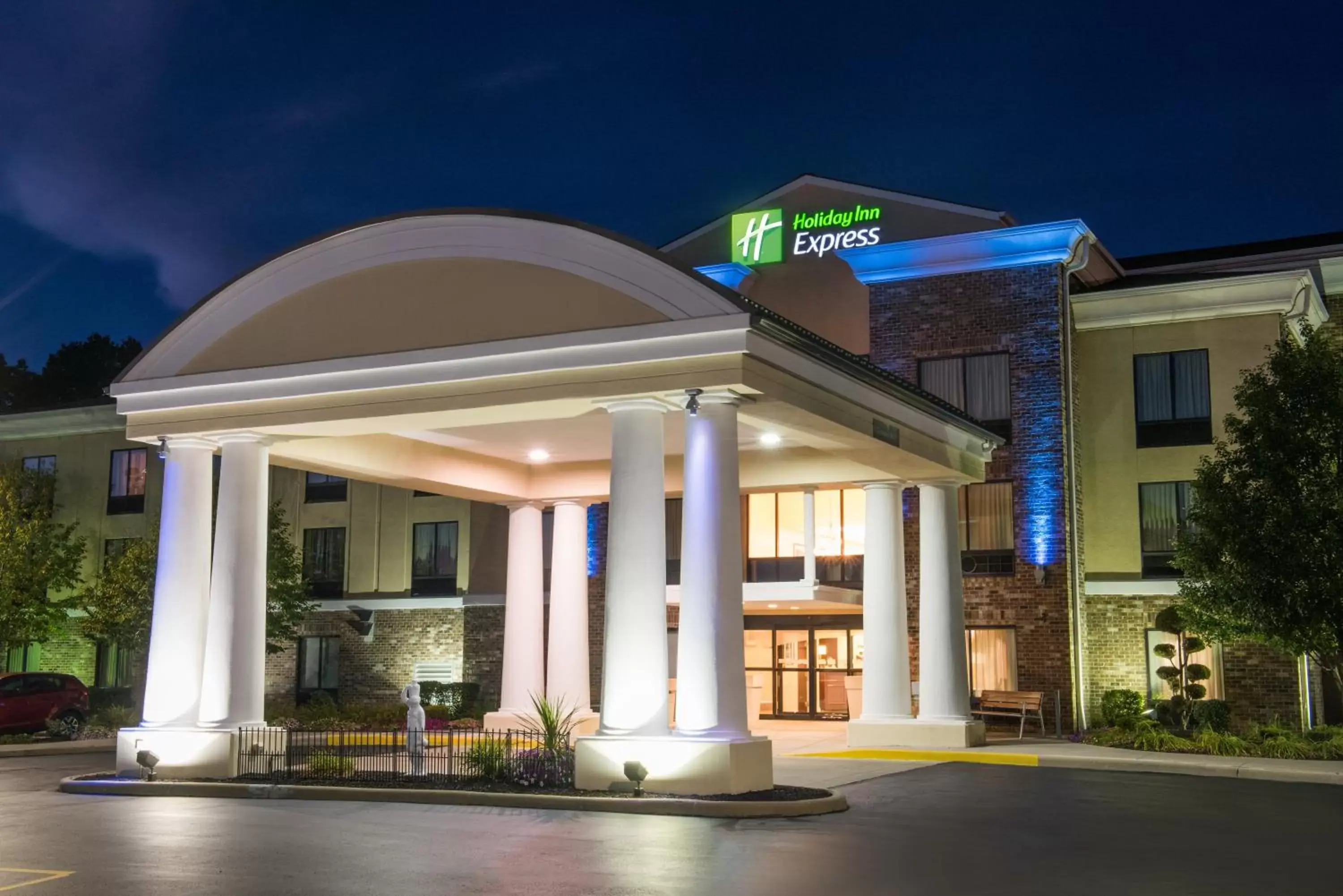 Property building in Holiday Inn Express & Suites - Sharon-Hermitage, an IHG Hotel