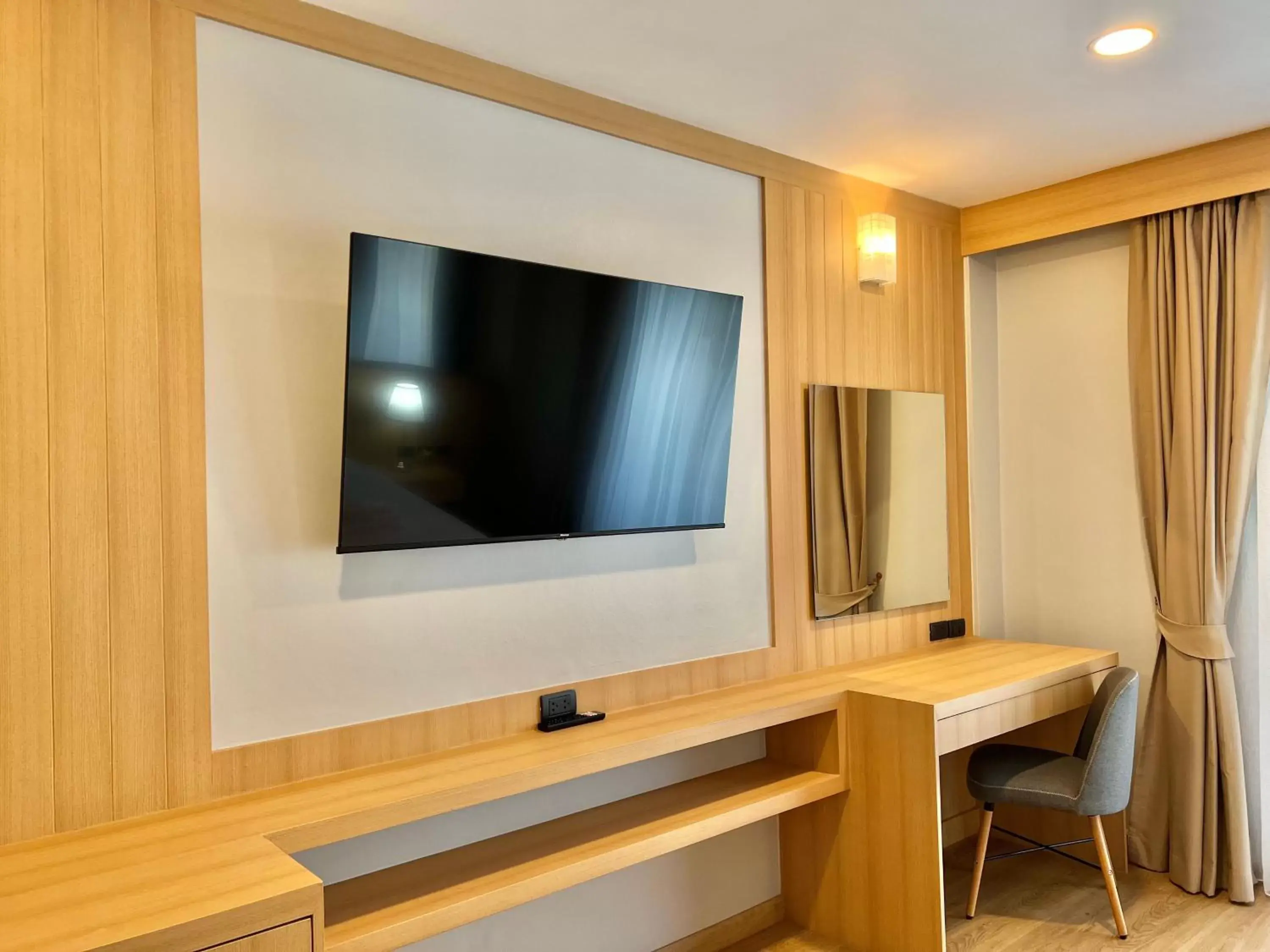 Communal lounge/ TV room, TV/Entertainment Center in Amata Patong